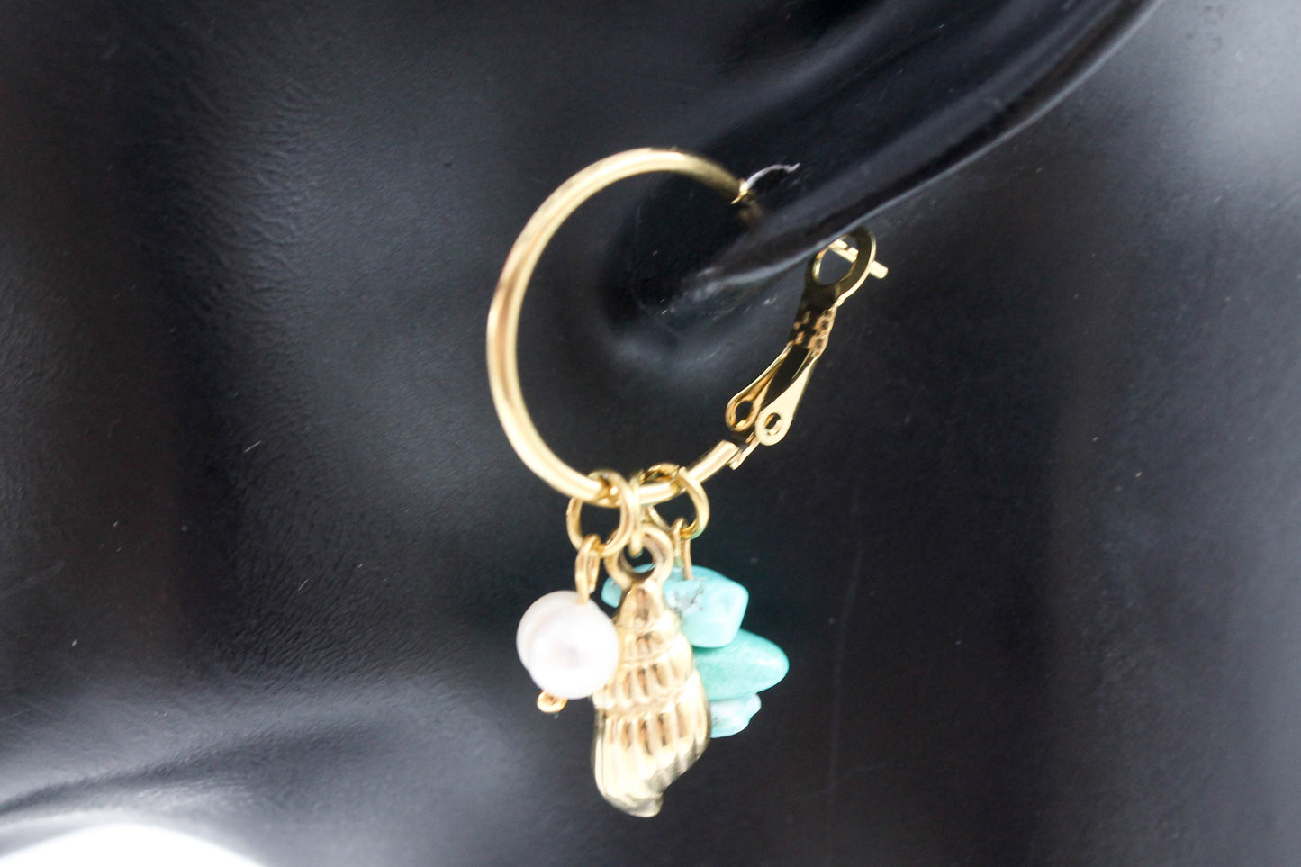ARRACADAS DIJE CARACOLA, PERLA Y PIEDRAS AZUL, TONO DORADO