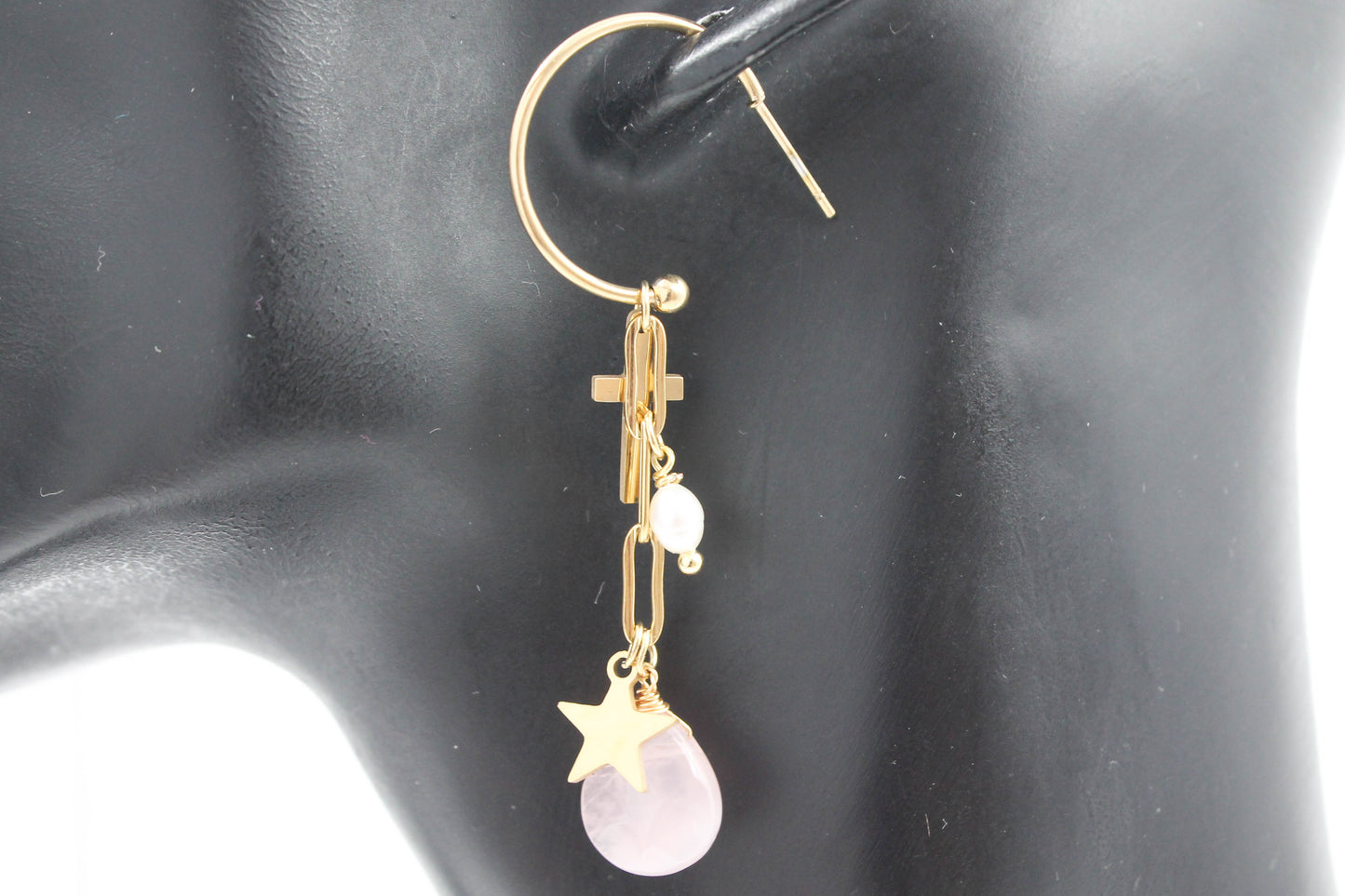 MEDIA ARRACADA CRUZ, ESTRELLA Y PIEDRA ROSA, TONO DORADO