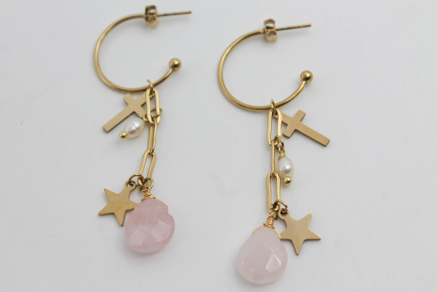 MEDIA ARRACADA CRUZ, ESTRELLA Y PIEDRA ROSA, TONO DORADO