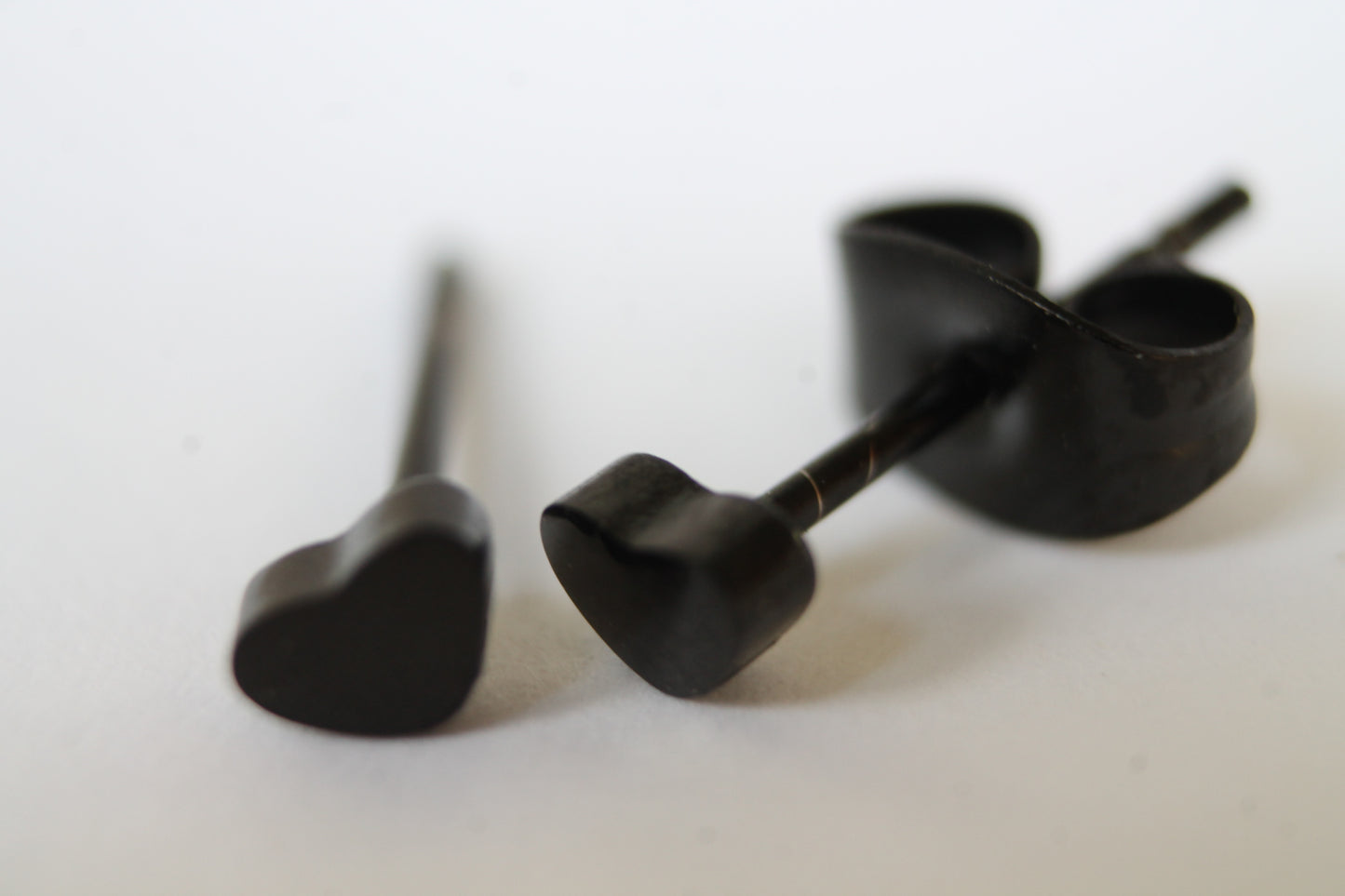 BROQUEL CORAZON NEGRO 4 MM