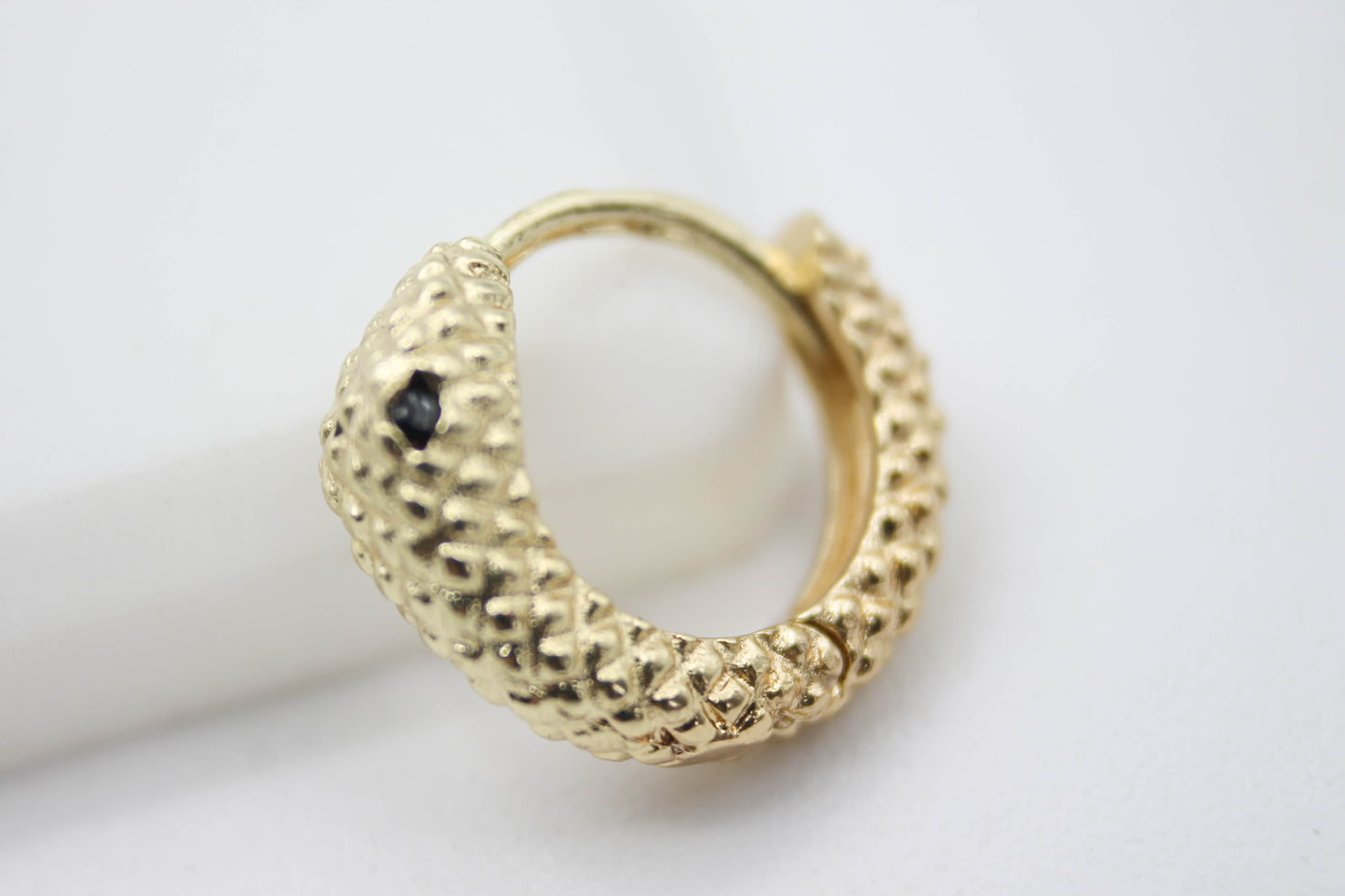 EAR CUFF PIERCING SERPIENTE CON TEXTURA, OJO NEGRO, TONO DORADO