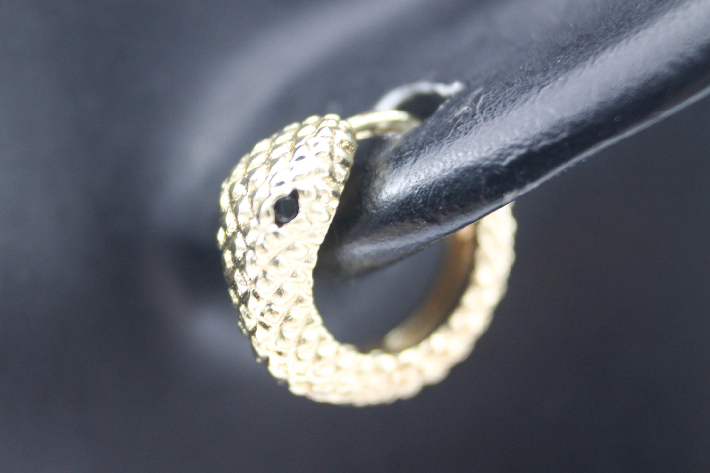 EAR CUFF PIERCING SERPIENTE CON TEXTURA, OJO NEGRO, TONO DORADO
