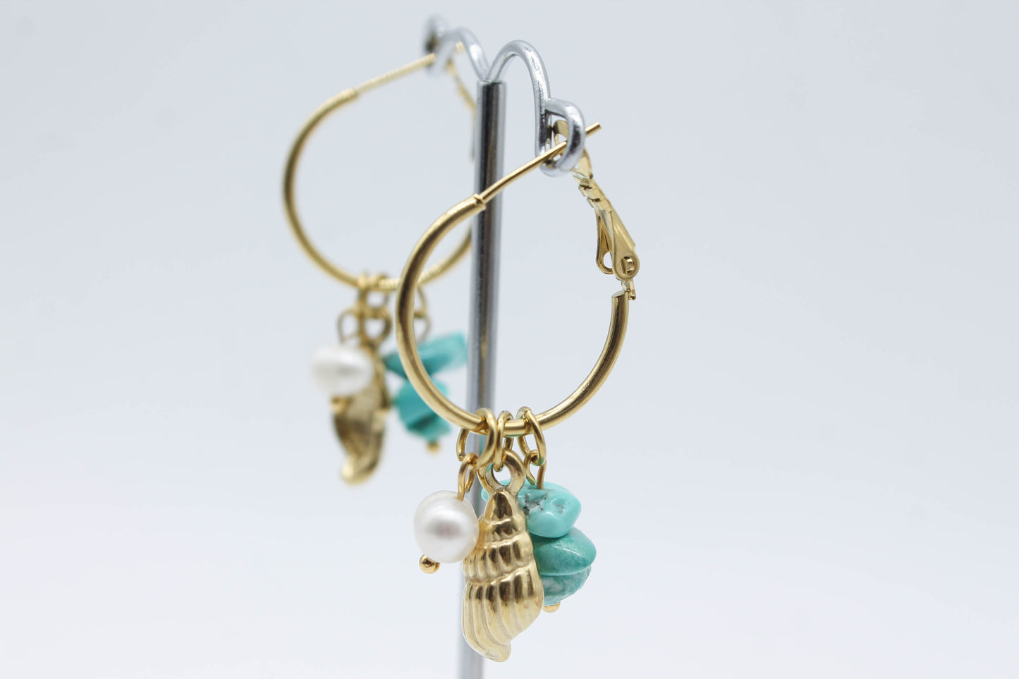 ARRACADAS DIJE CARACOLA, PERLA Y PIEDRAS AZUL, TONO DORADO