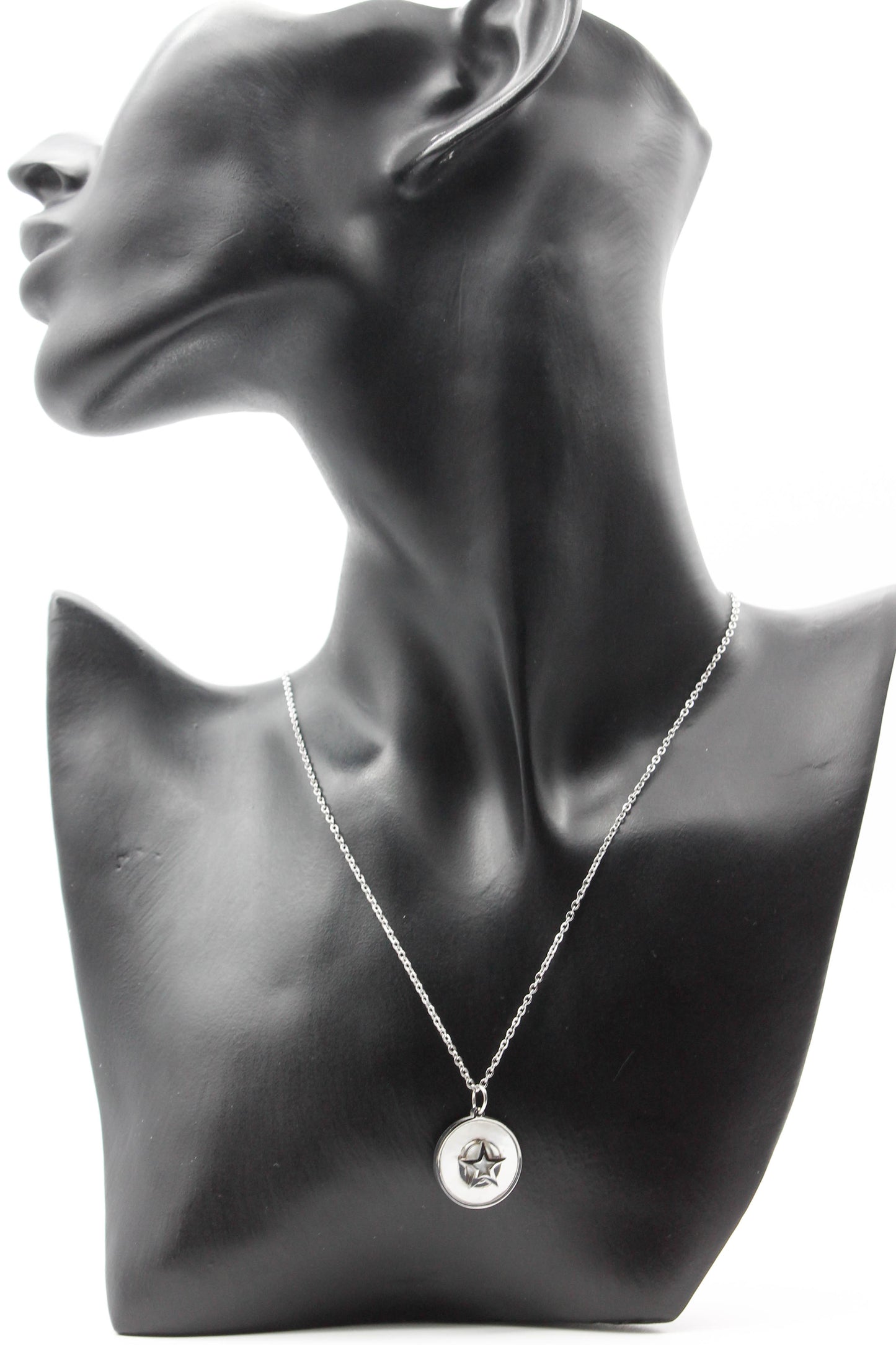 COLLAR CIRCULO MADRE PERLA ESTRELLA HUECA, TONO PLATEADO