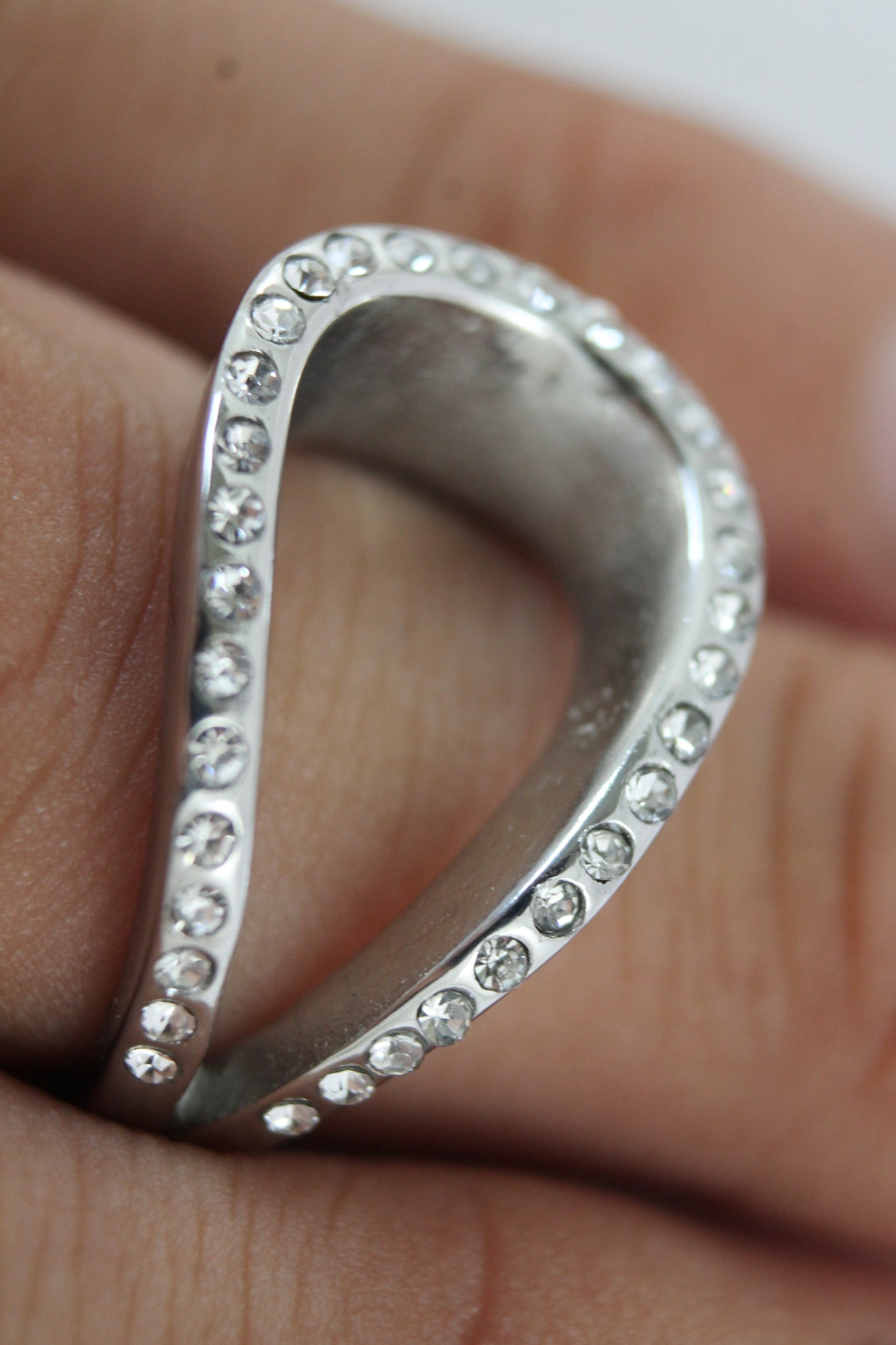 ANILLO ONDA CON CIRCONIAS; TONO PLATEADO