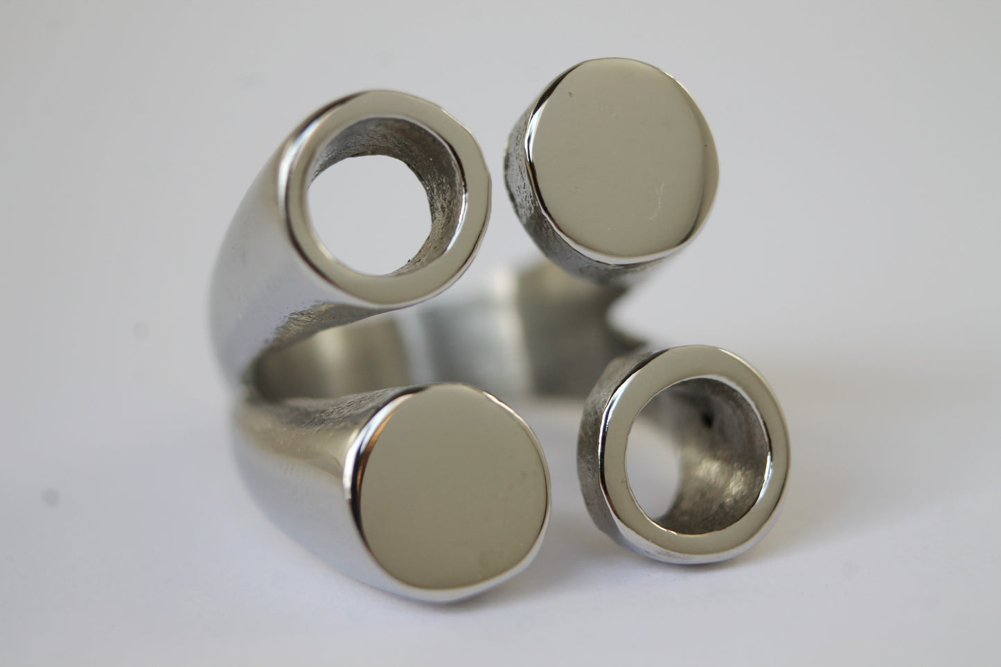 ANILLO 4 CIRCULOS, 2HUECOS Y 2 CERRADOS. TONO PLATEADO