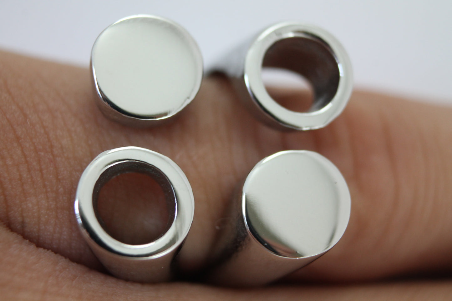 ANILLO 4 CIRCULOS, 2HUECOS Y 2 CERRADOS. TONO PLATEADO