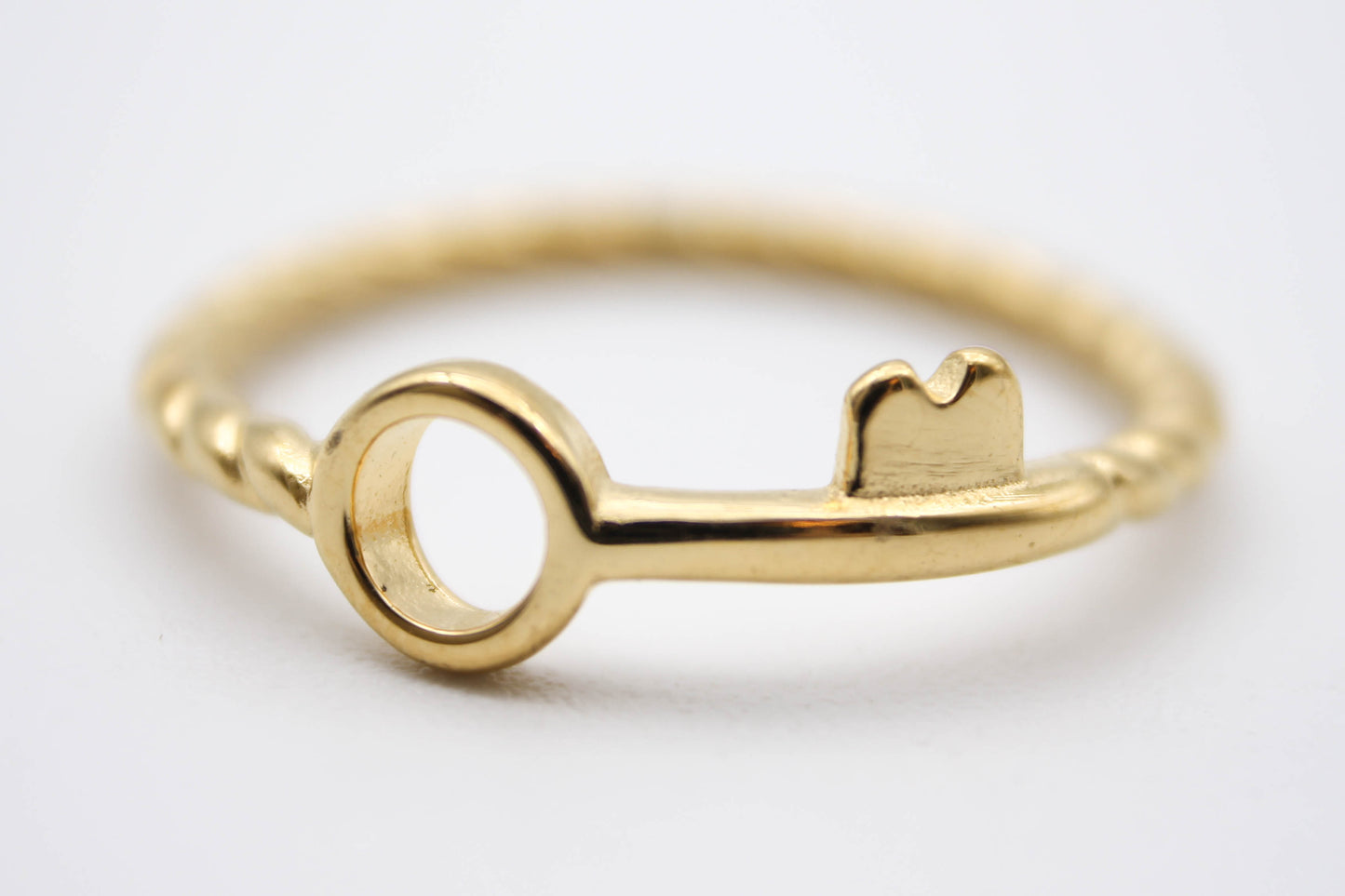 ANILLO LLAVE TORCIDO DELGADO, TONO DORADO