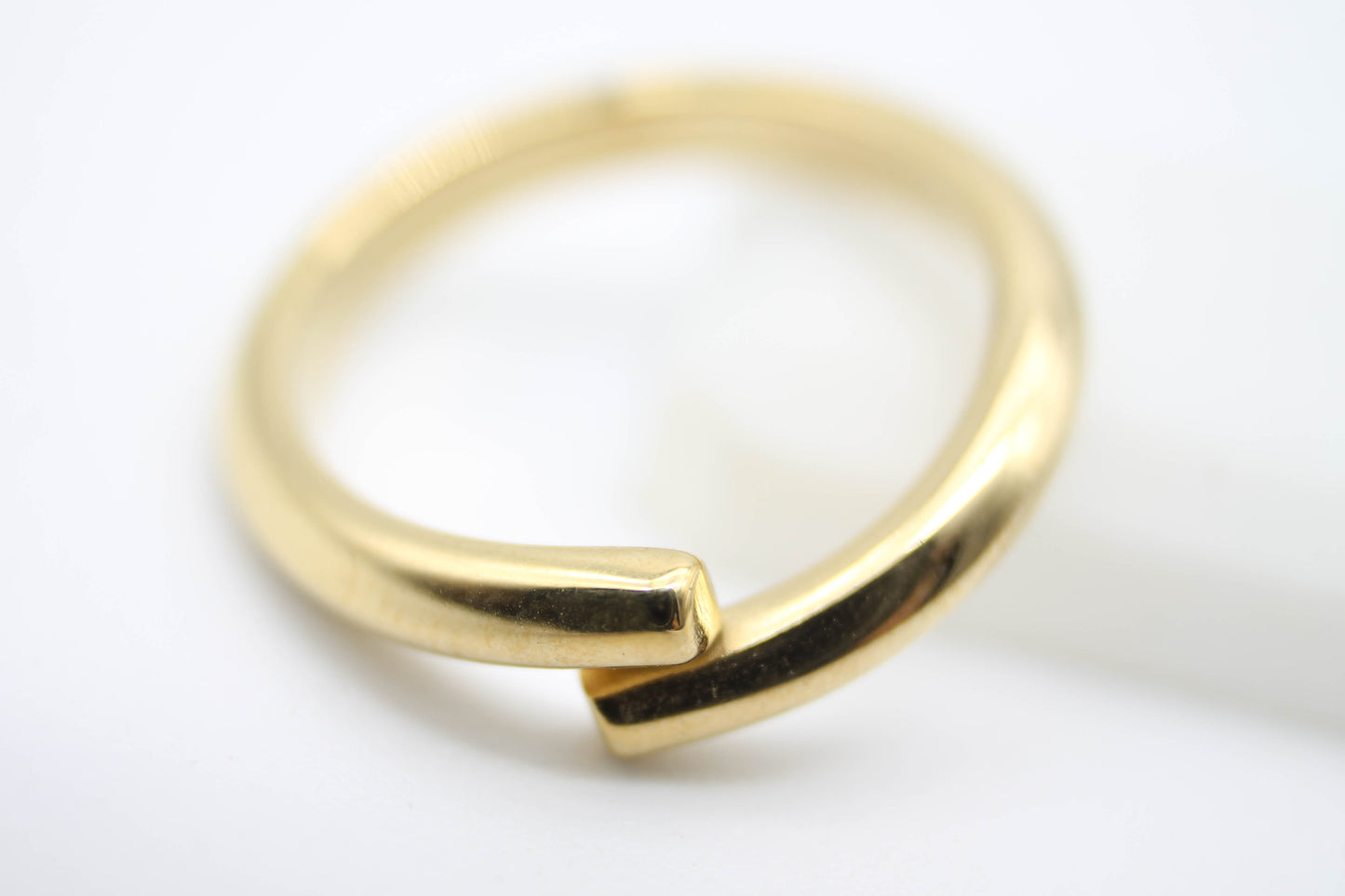 ANILLO ABIERTO TUBULAR AJUSTABLE; TONO DORADO