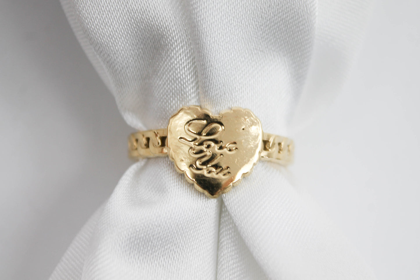 ANILLO CORAZON "LOVE YOU" ESLABONES DELGADOS AJUSTABLE; TONO DORADO