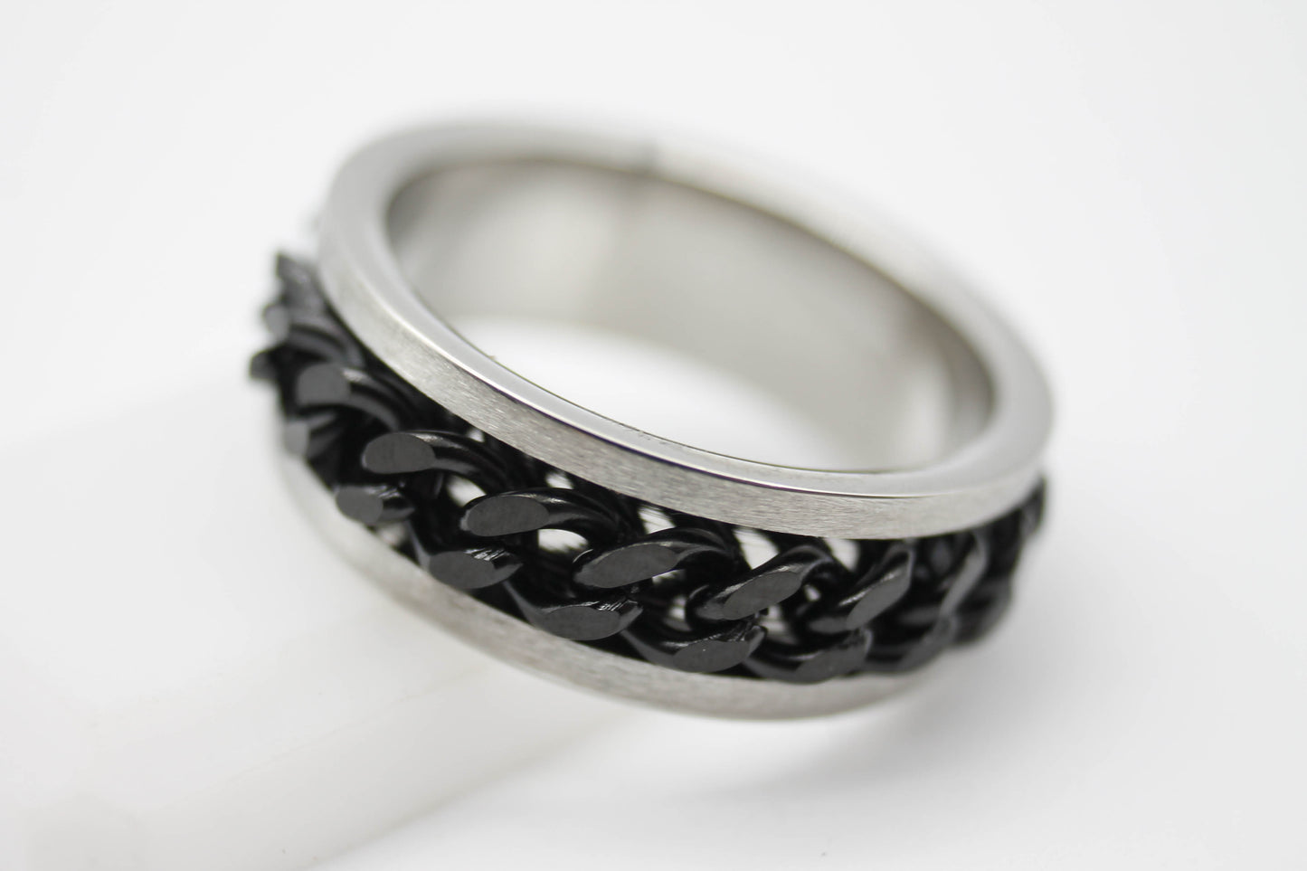 ANILLO ARGOLLA CADENA NEGRA AL CENTRO