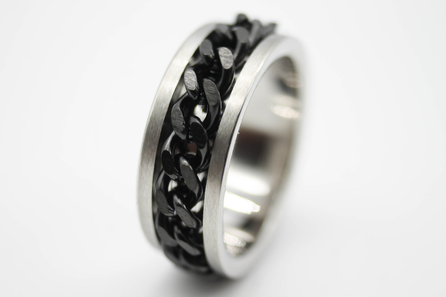 ANILLO ARGOLLA CADENA NEGRA AL CENTRO