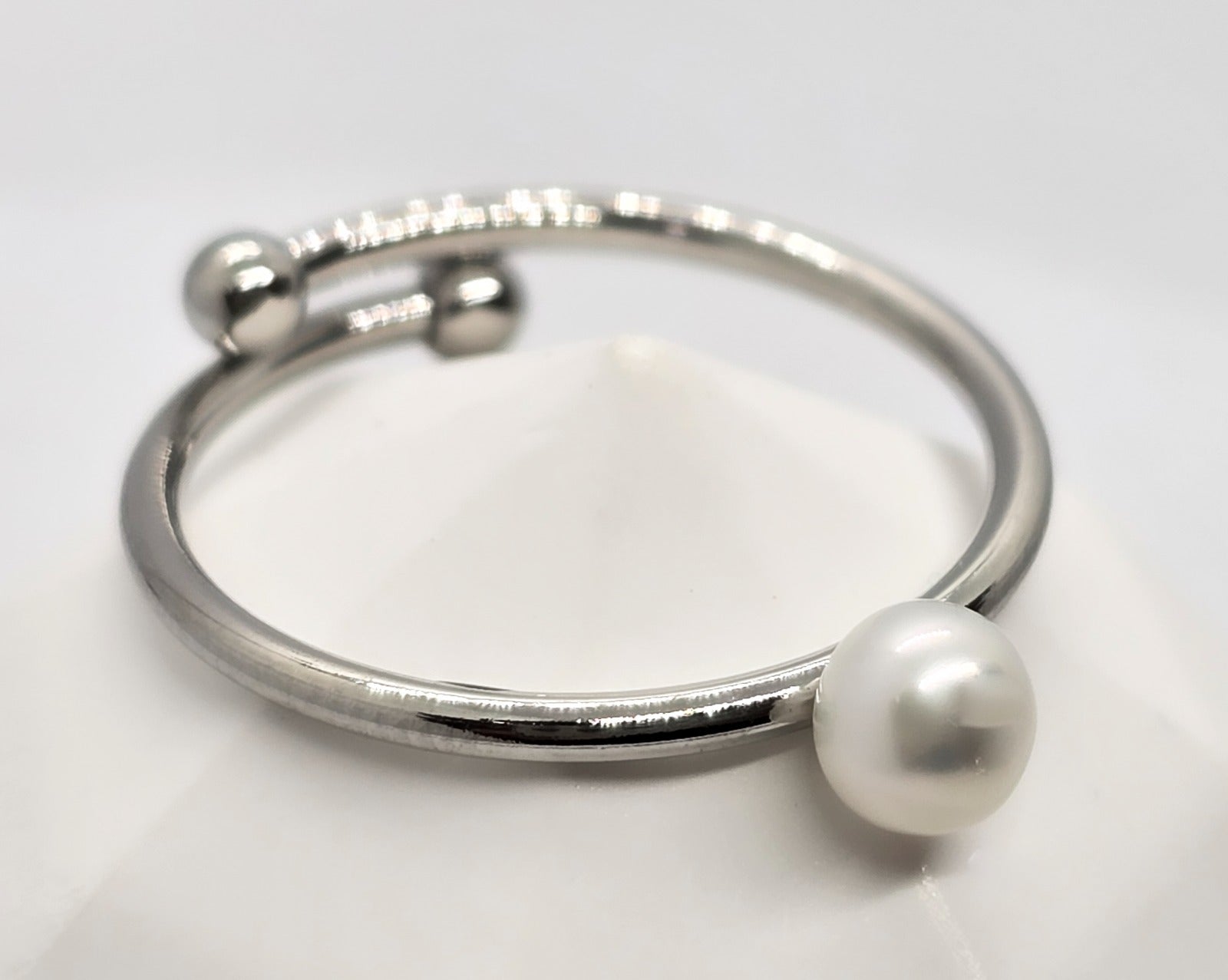 ANILLO AJUSTABLE PERLA SINTETICA; TONO PLATEADO