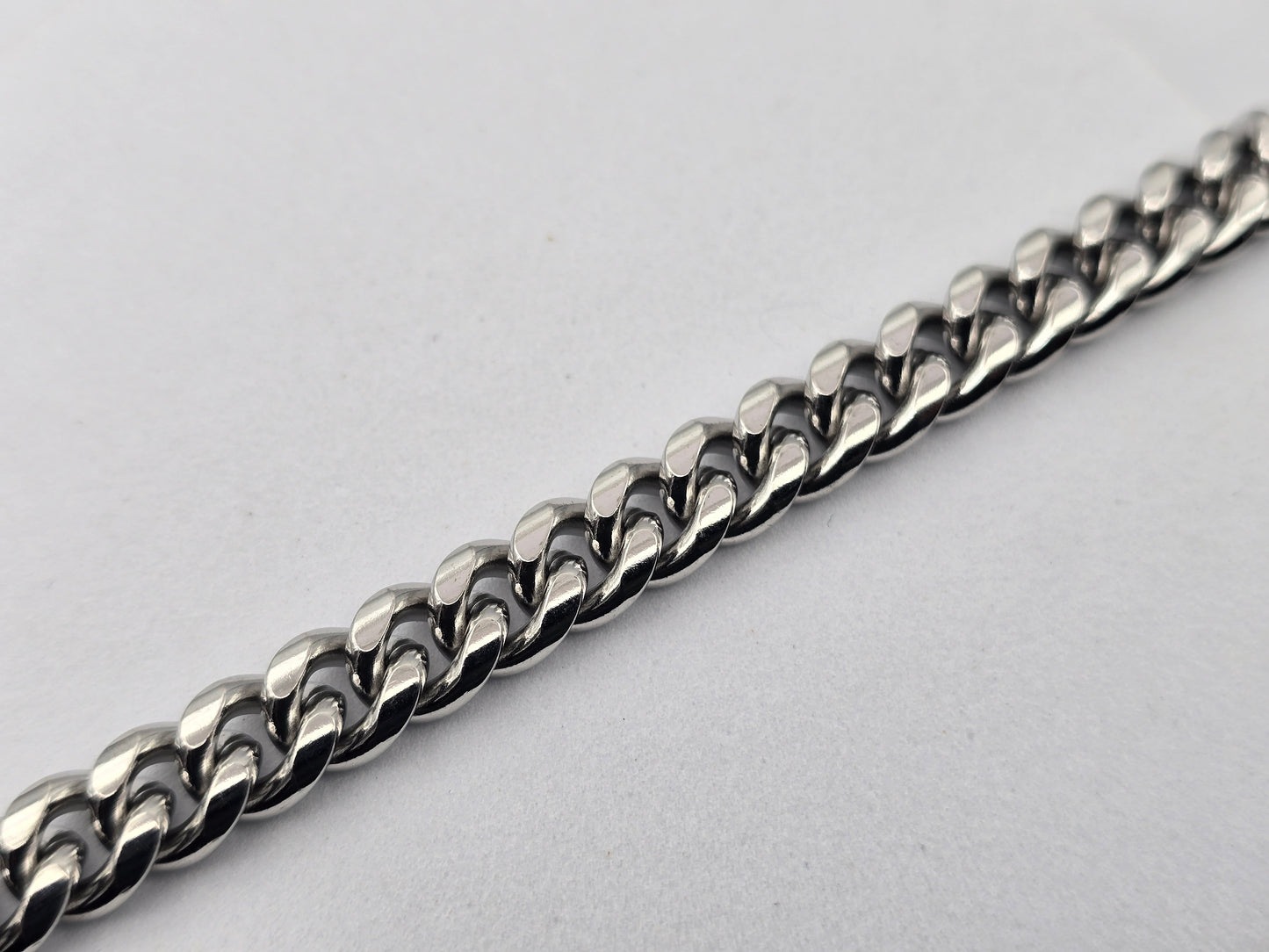 PULSERA CABALLERO BARBADA 8X3MM ANCHO; 21CMS LARGO TONO PLATEADO