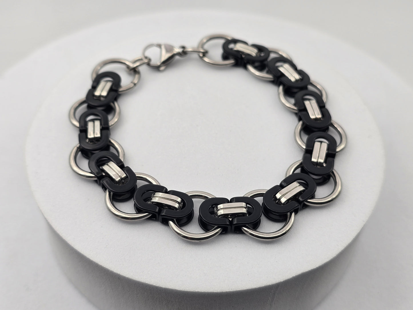 PULSERA CABALLERO ESTILO BIZANTINO AROS 15MM; 21CMS LARGO; TONOS PLATEADO Y NEGRO