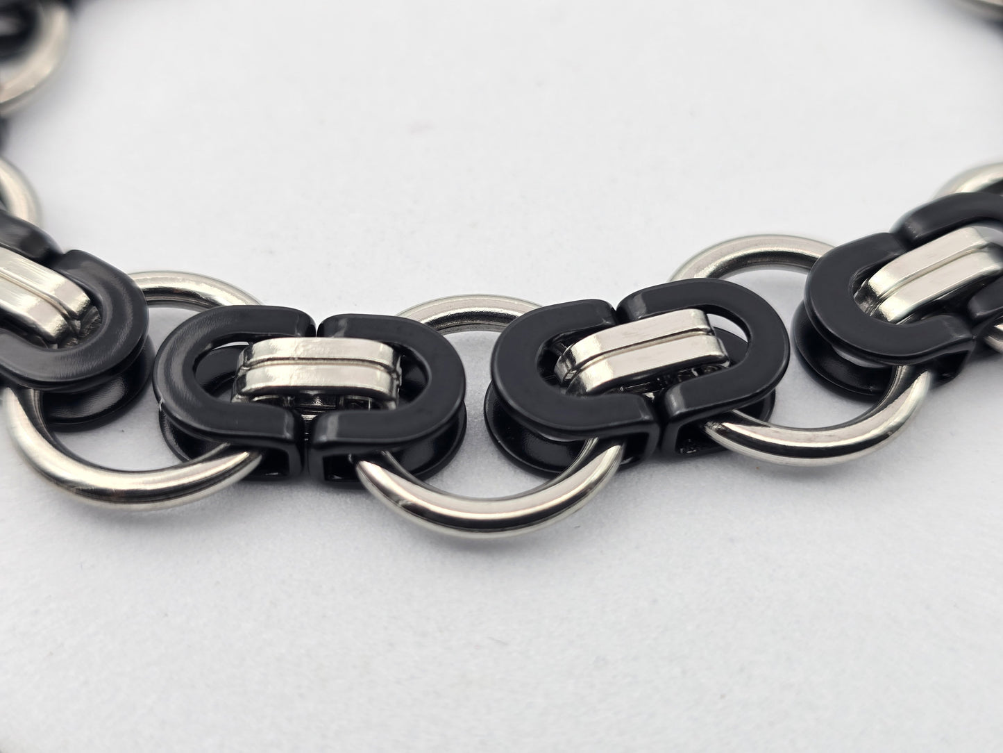 PULSERA CABALLERO ESTILO BIZANTINO AROS 15MM; 21CMS LARGO; TONOS PLATEADO Y NEGRO