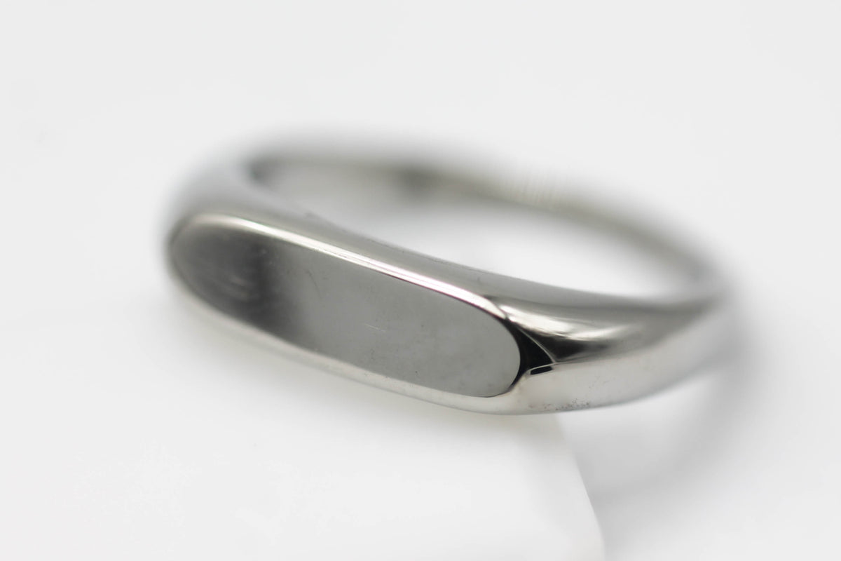 ANILLO PLANO CON OPCION A GRABADO; TONO PLATEADO