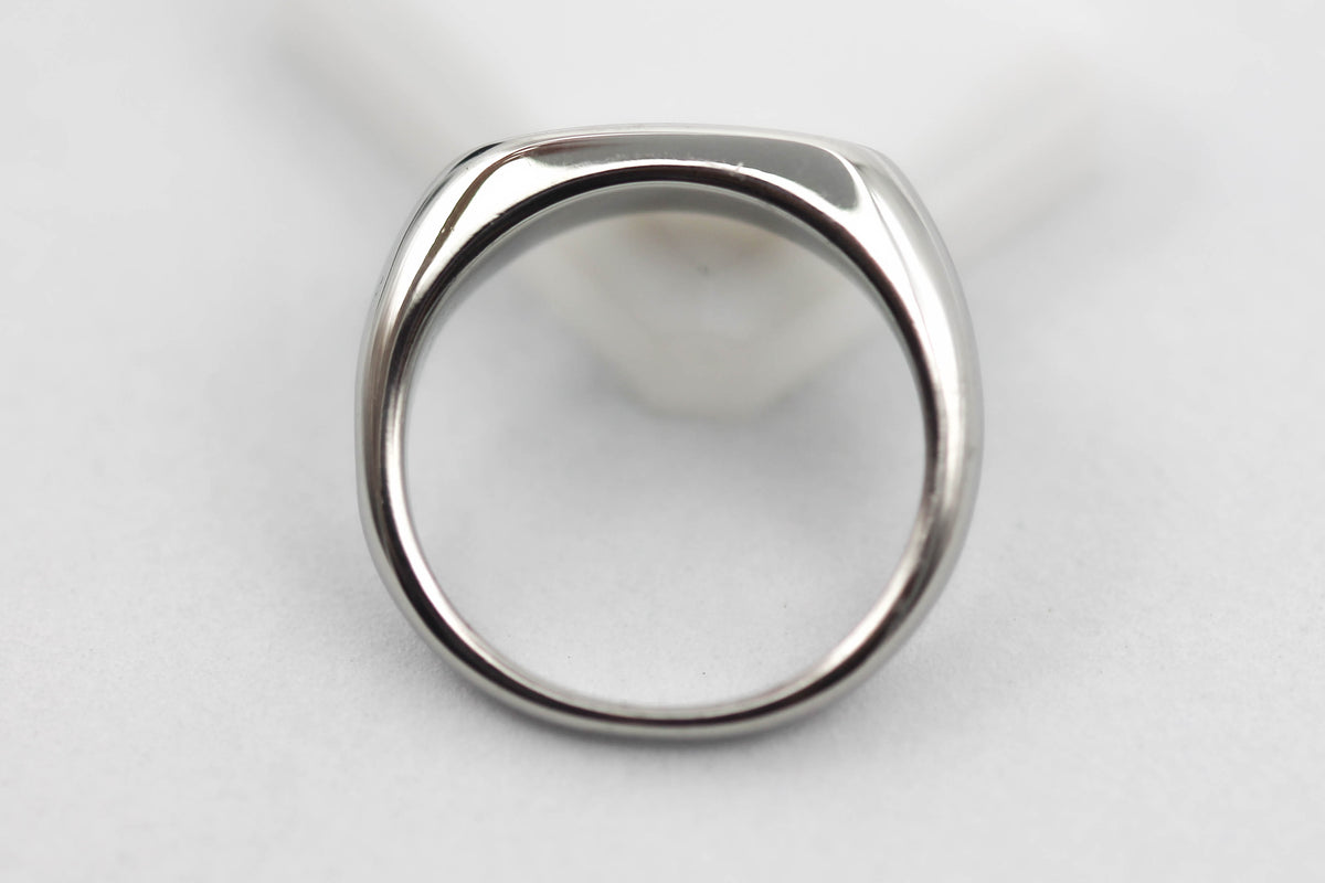 ANILLO PLANO CON OPCION A GRABADO; TONO PLATEADO
