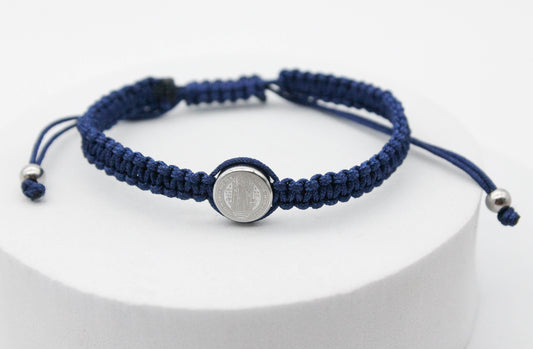 PULSERA SAN BENITO HILO AZUL MARINO TEJIDA, DIJE PLATEADO