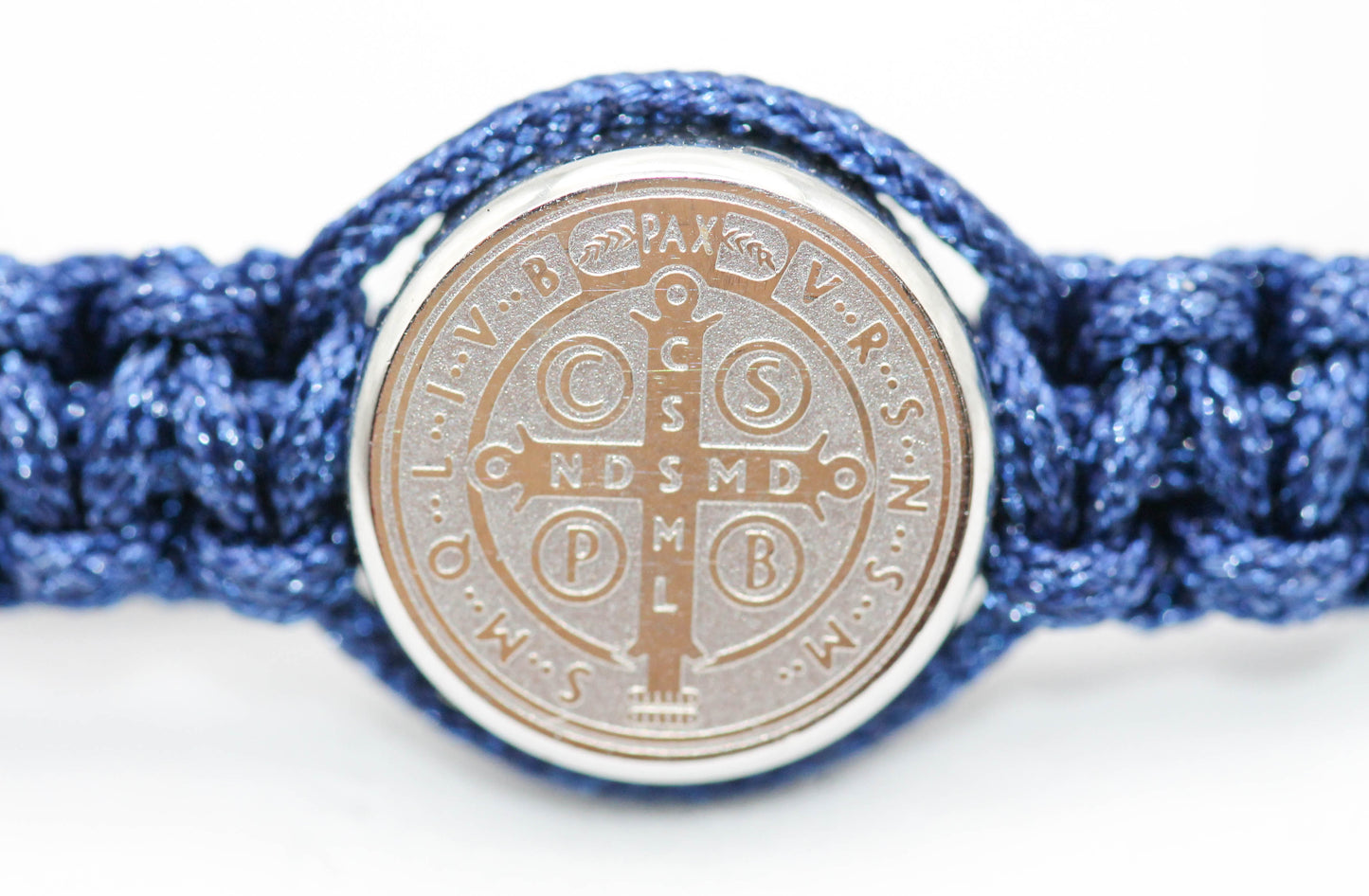 PULSERA SAN BENITO HILO AZUL MARINO TEJIDA, DIJE PLATEADO