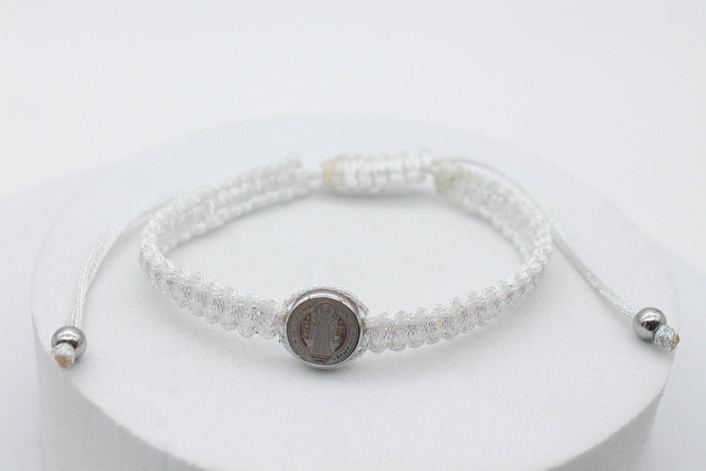 PULSERA SAN BENITO HILO BLANCO BRILLANTE TEJIDA DIJE PLATEADO