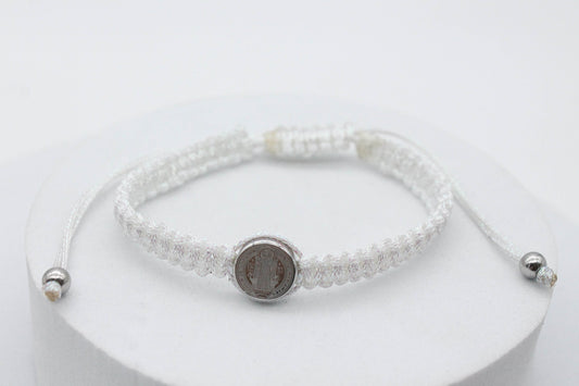 PULSERA SAN BENITO HILO BLANCO BRILLANTE TEJIDA DIJE PLATEADO