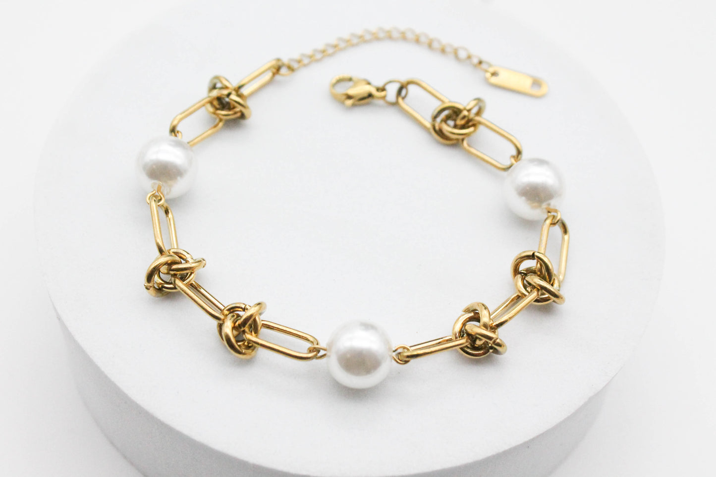 PULSERA ESLABONES ESCALONADOS CON NUDO PERLAS SINTÉTICAS 18CM + EXTENSION DE 5CM , TONO DORADO