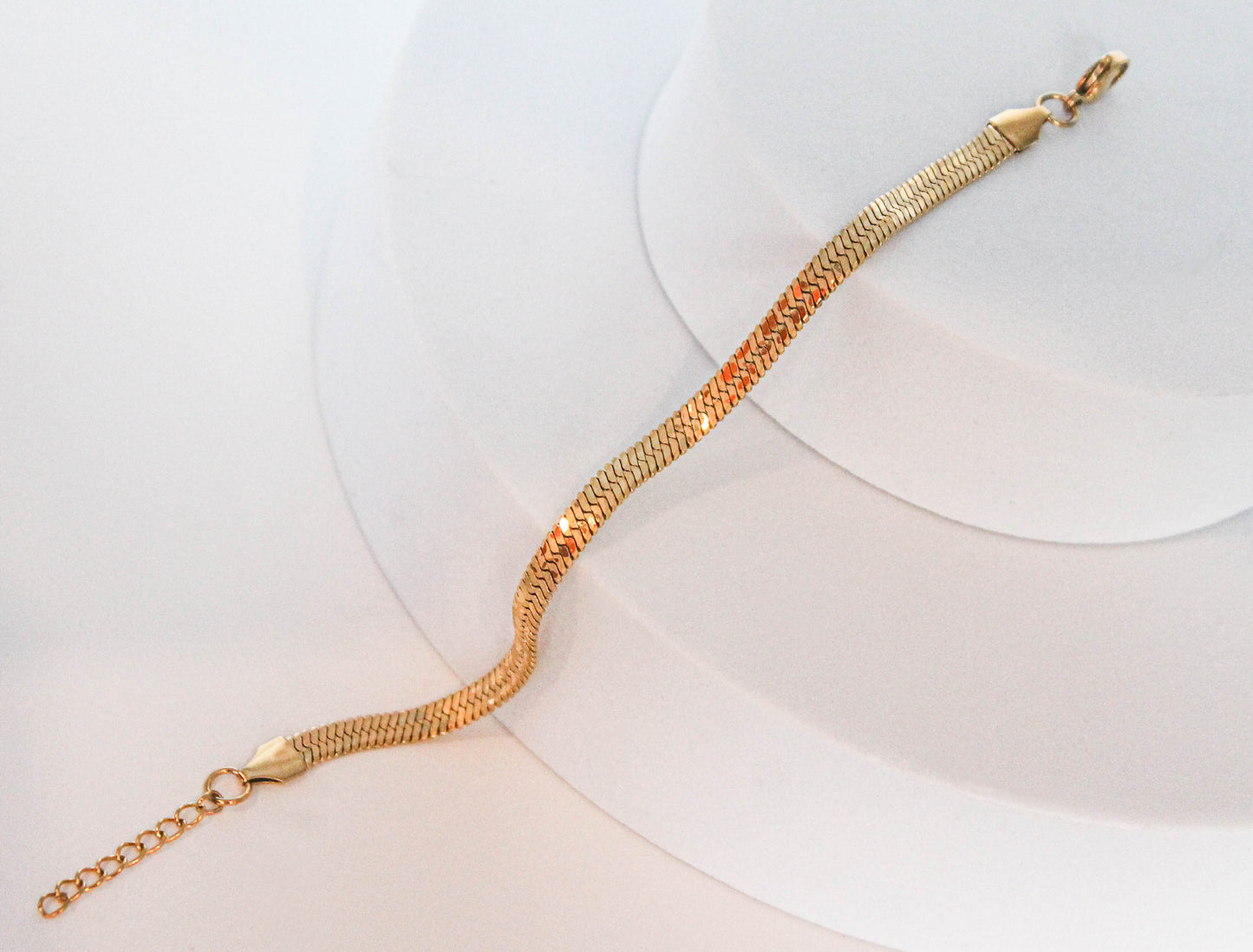 PULSERA PLANCHADA, DESTELLOS PIEL SERPIENTE 4MM  DE GROSOR 17CM + EXTENSION DE 3CM