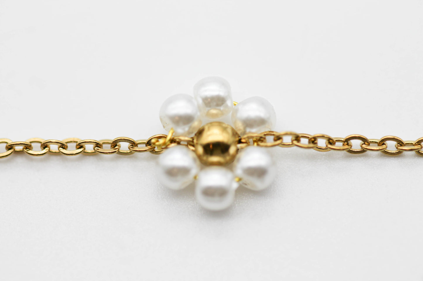 PULSERA MARGARITAS DE PERLAS SINTETICAS 17.5CM + EXTENSION 3CM, TONO DORADO