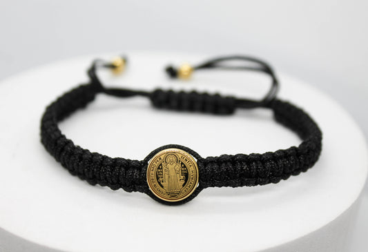 PULSERA SAN BENITO HILO NEGRO TEJIDA, DIJE DORADO