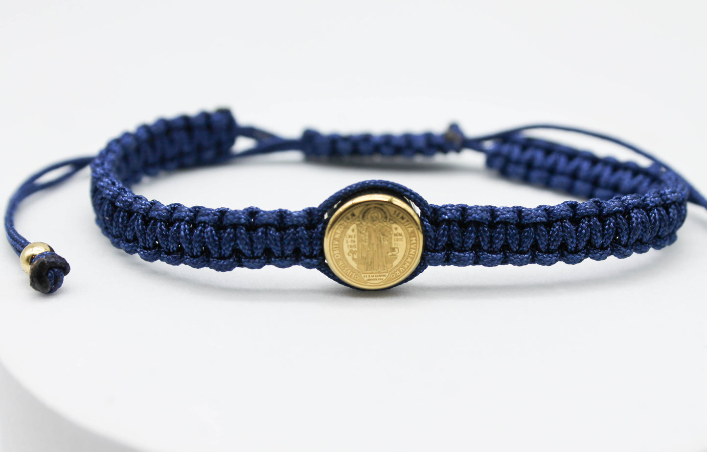 PULSERA SAN BENITO HILO AZUL TEJIDA, DIJE DORADO