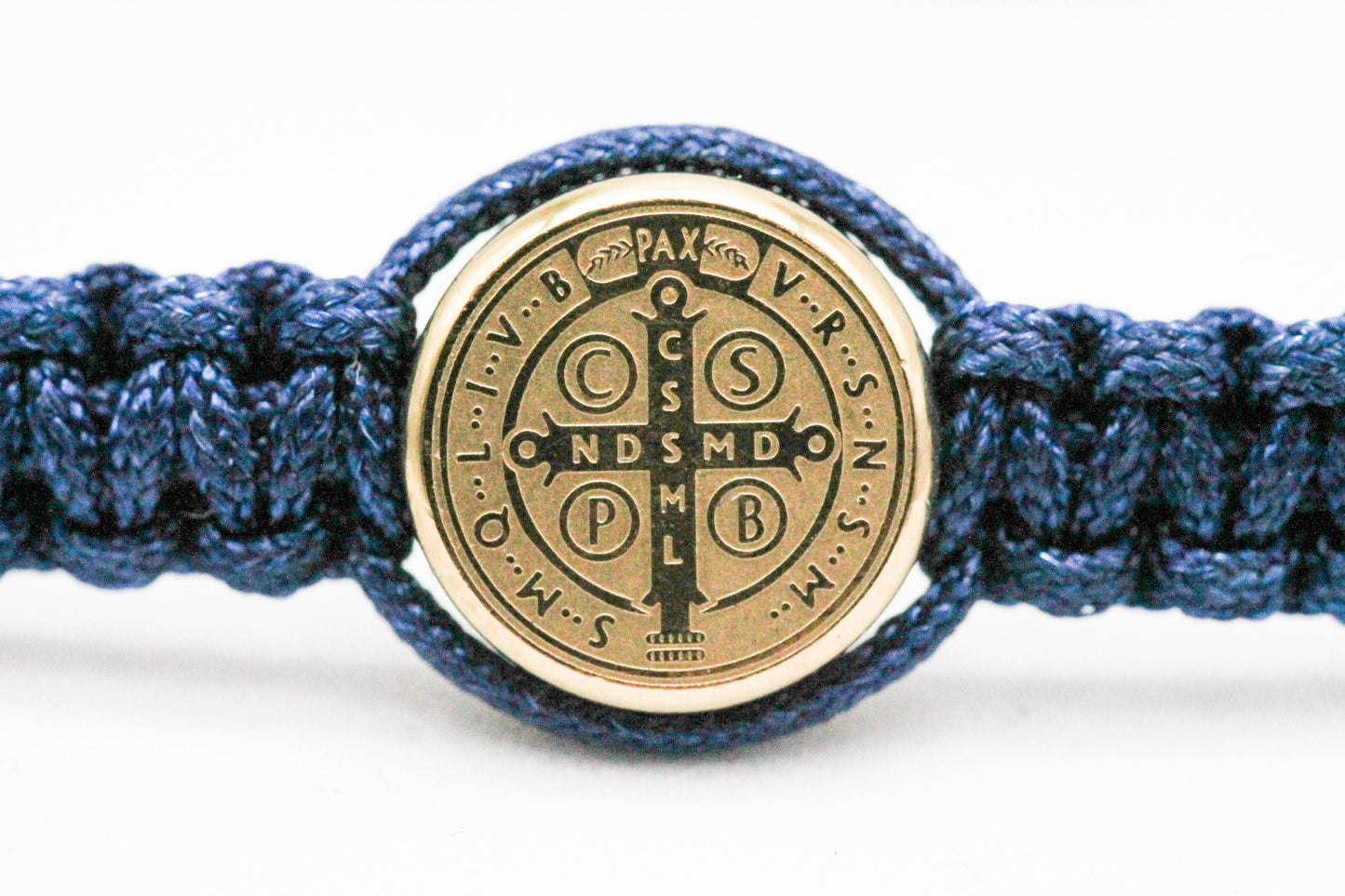 PULSERA SAN BENITO HILO AZUL TEJIDA, DIJE DORADO