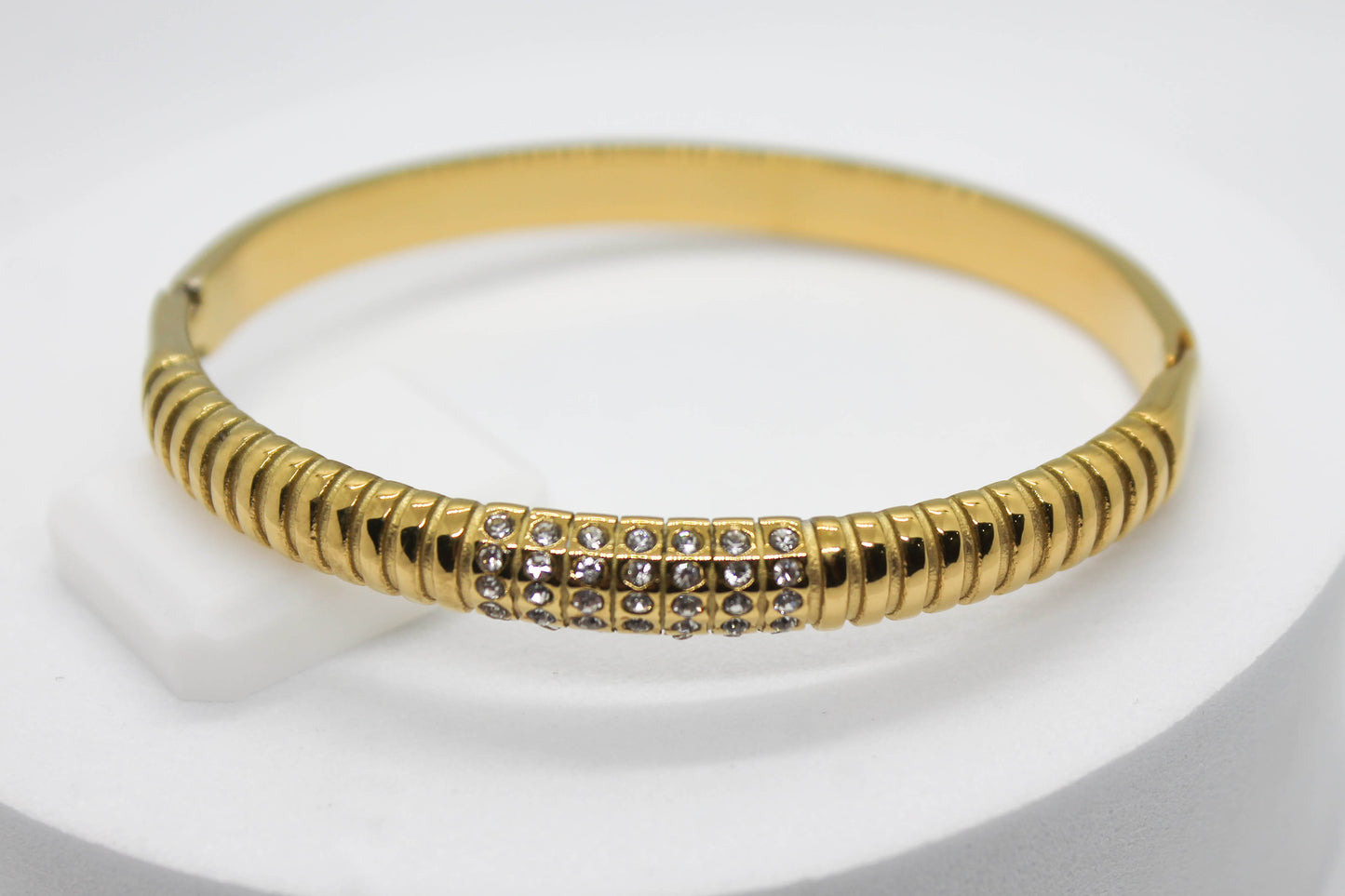 BRAZALETE ZURCOS Y CIRCONIAS AL CENTRO; TONO DORADO
