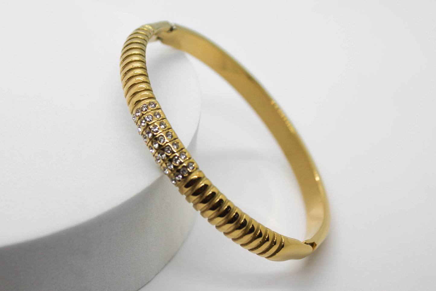 BRAZALETE ZURCOS Y CIRCONIAS AL CENTRO; TONO DORADO