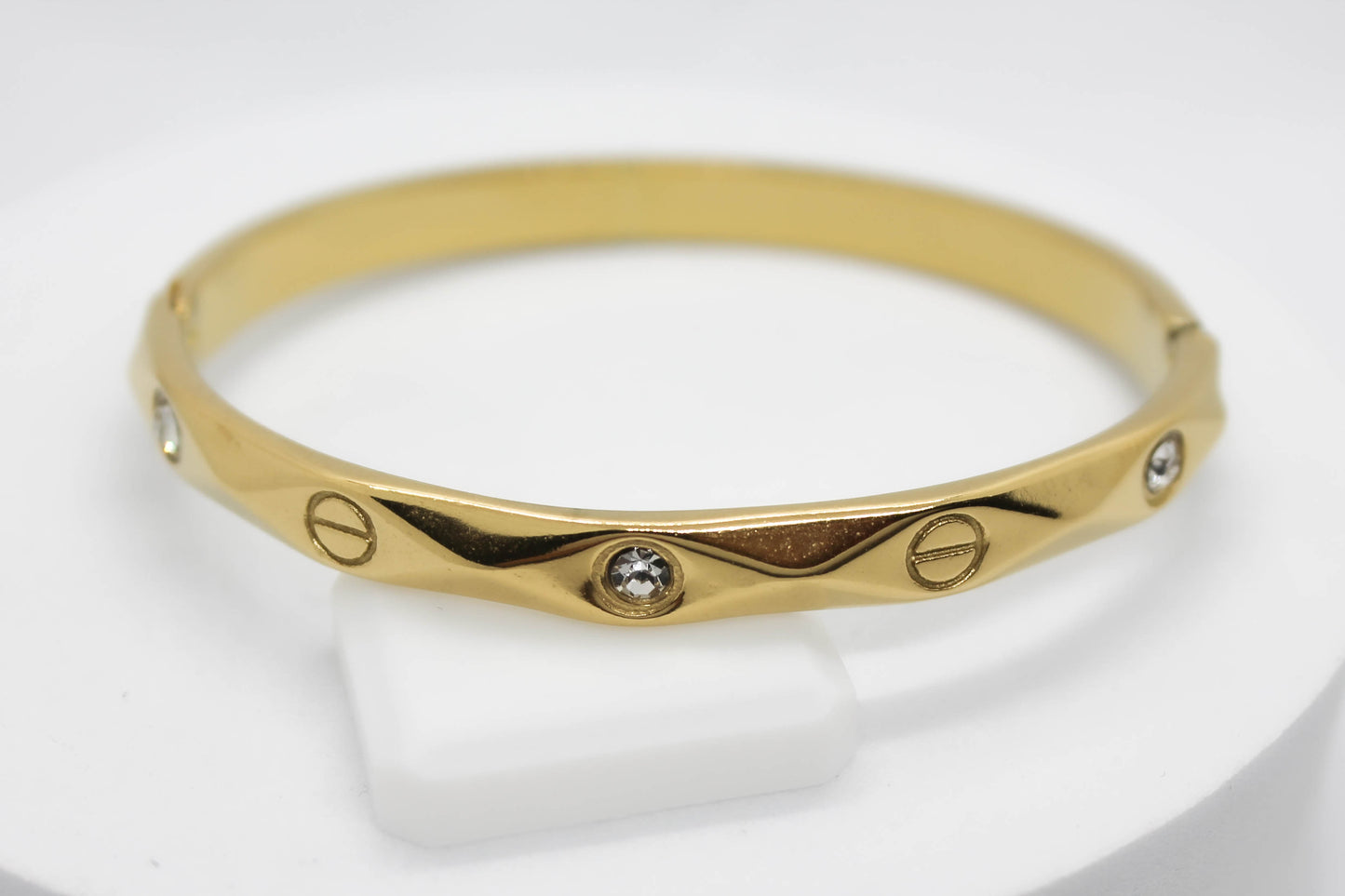 BRAZALETE LOGO CARTIER CIRCONIAS EN ROMBOS; TONO DORADO