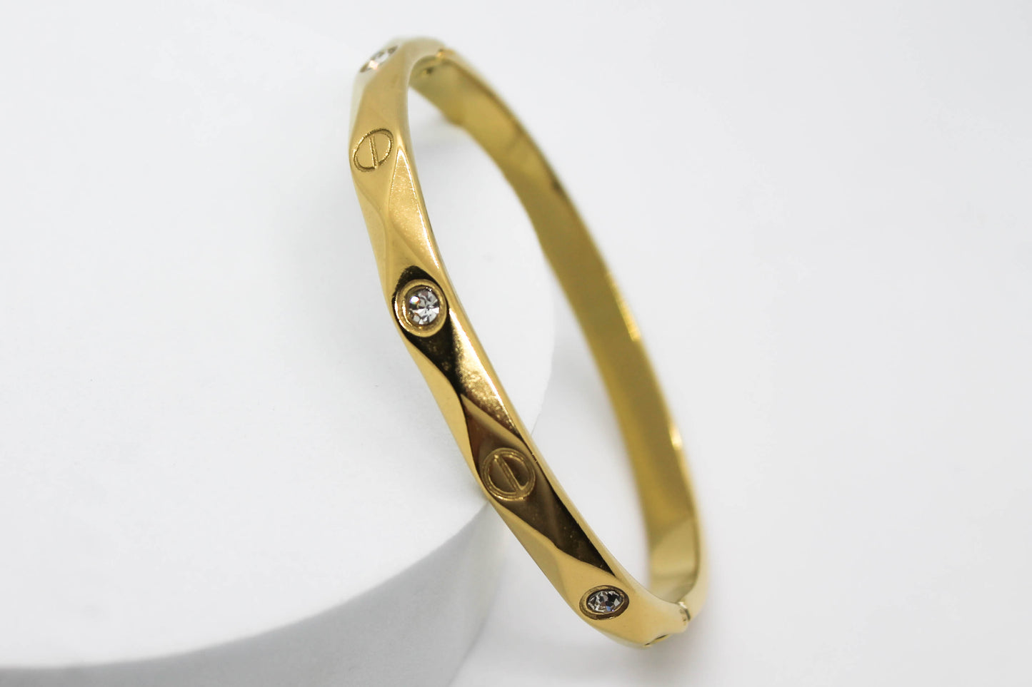 BRAZALETE LOGO CARTIER CIRCONIAS EN ROMBOS; TONO DORADO