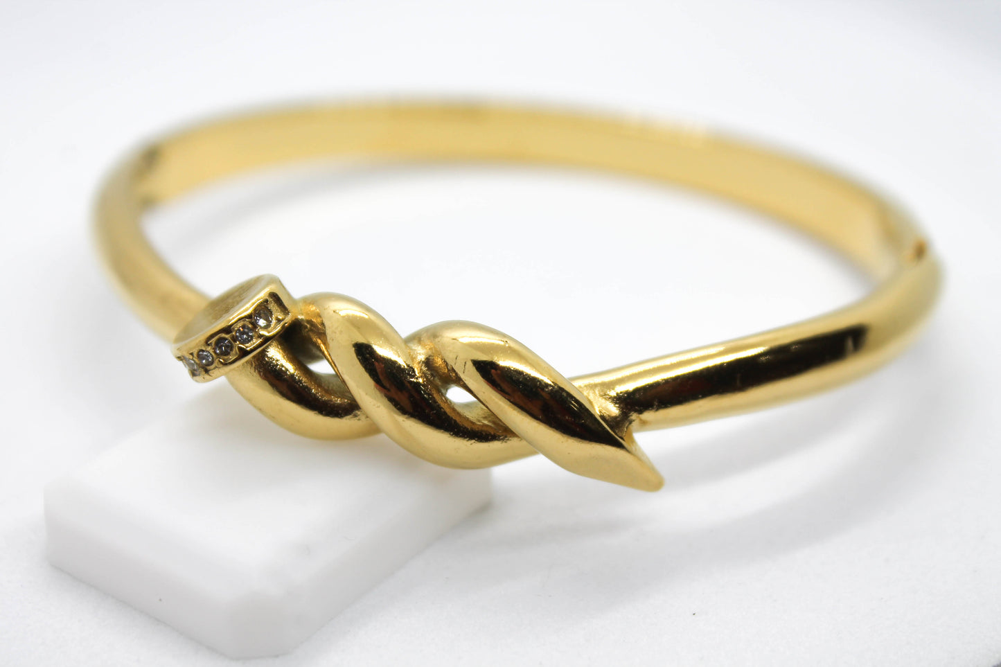 BRAZALETE CLAVO TORCIDO; TONO DORADO