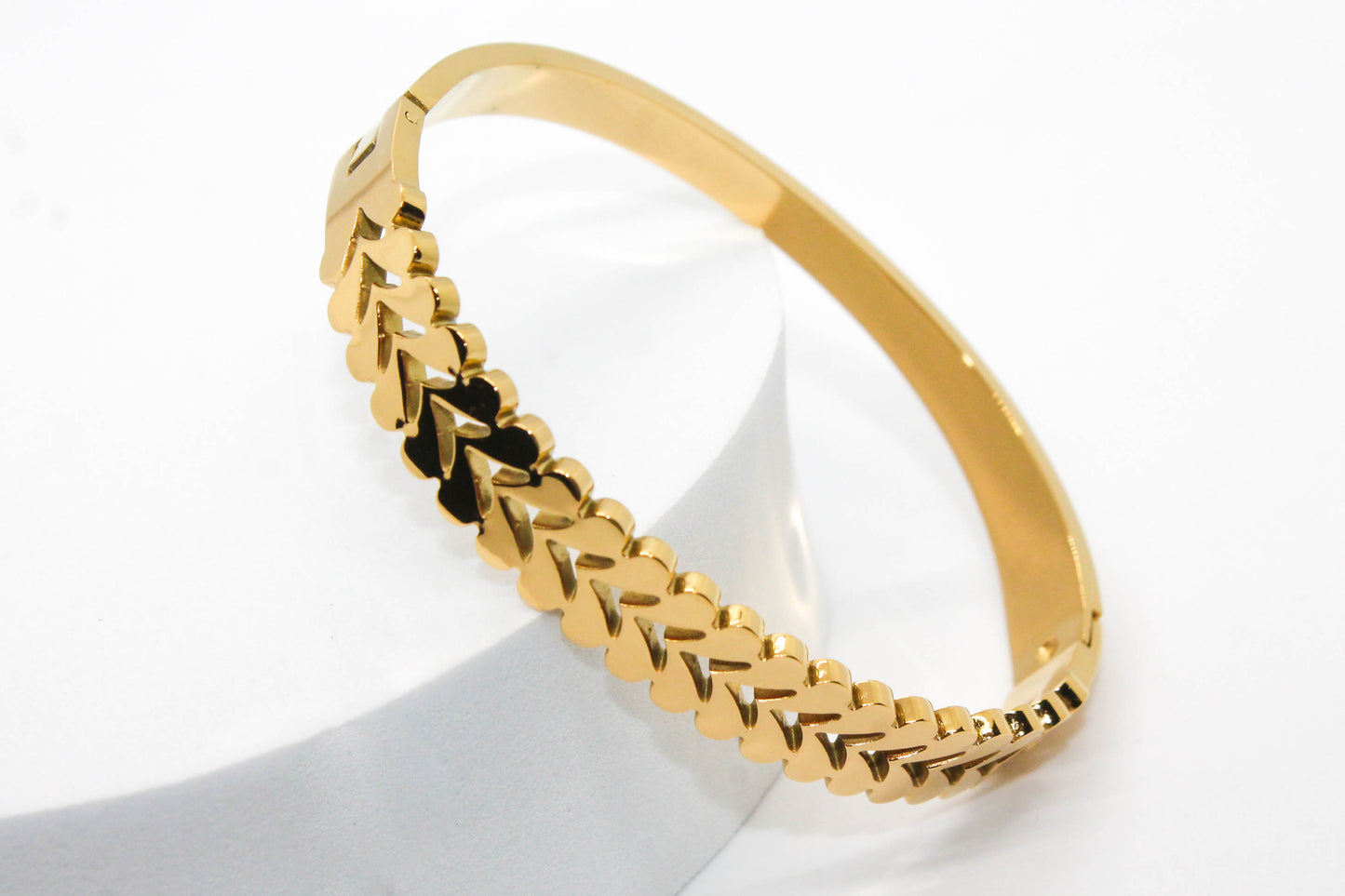 BRAZALETE RIGIDO ESPIGAS; TONO DORADO