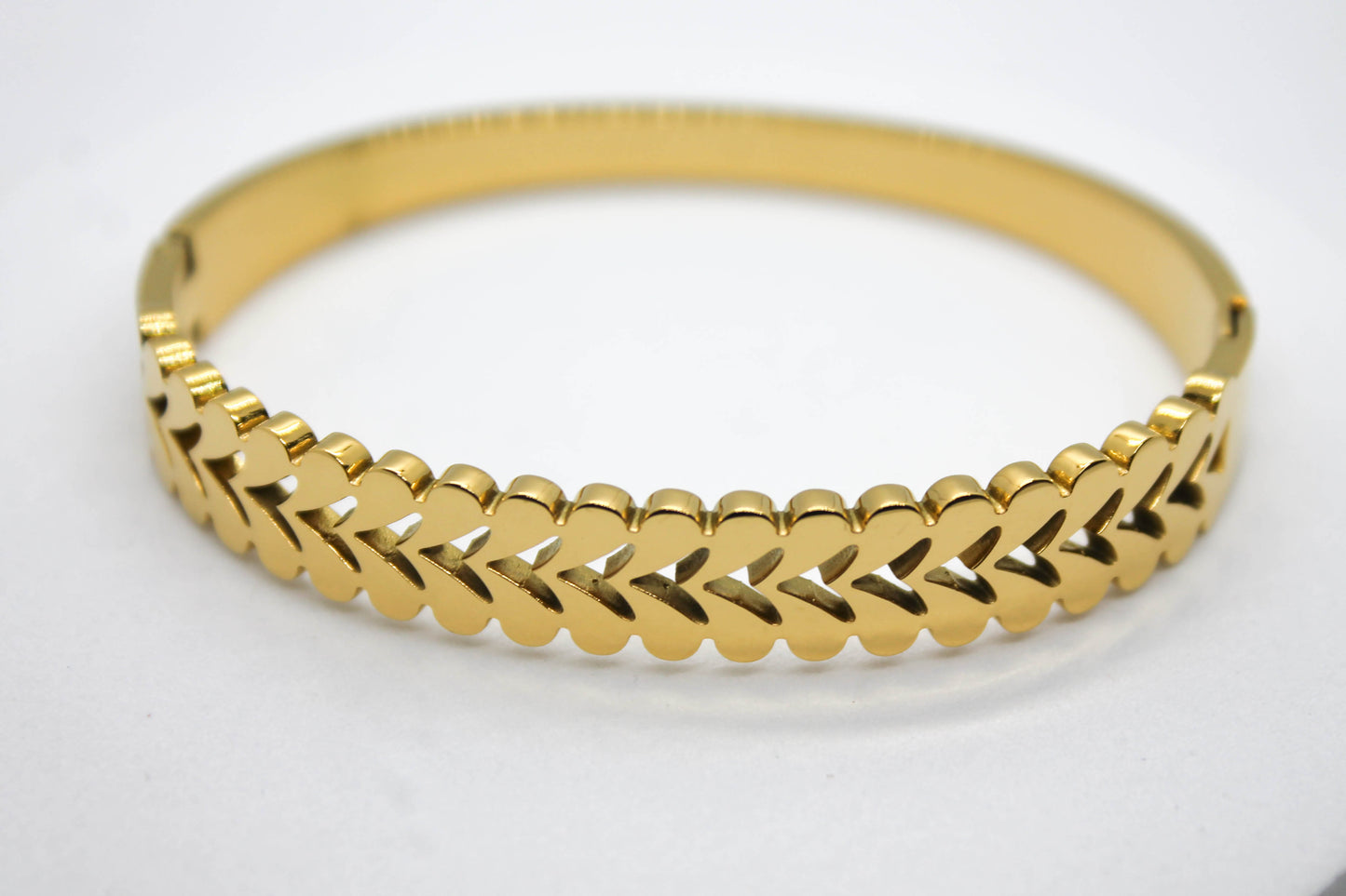 BRAZALETE RIGIDO ESPIGAS; TONO DORADO