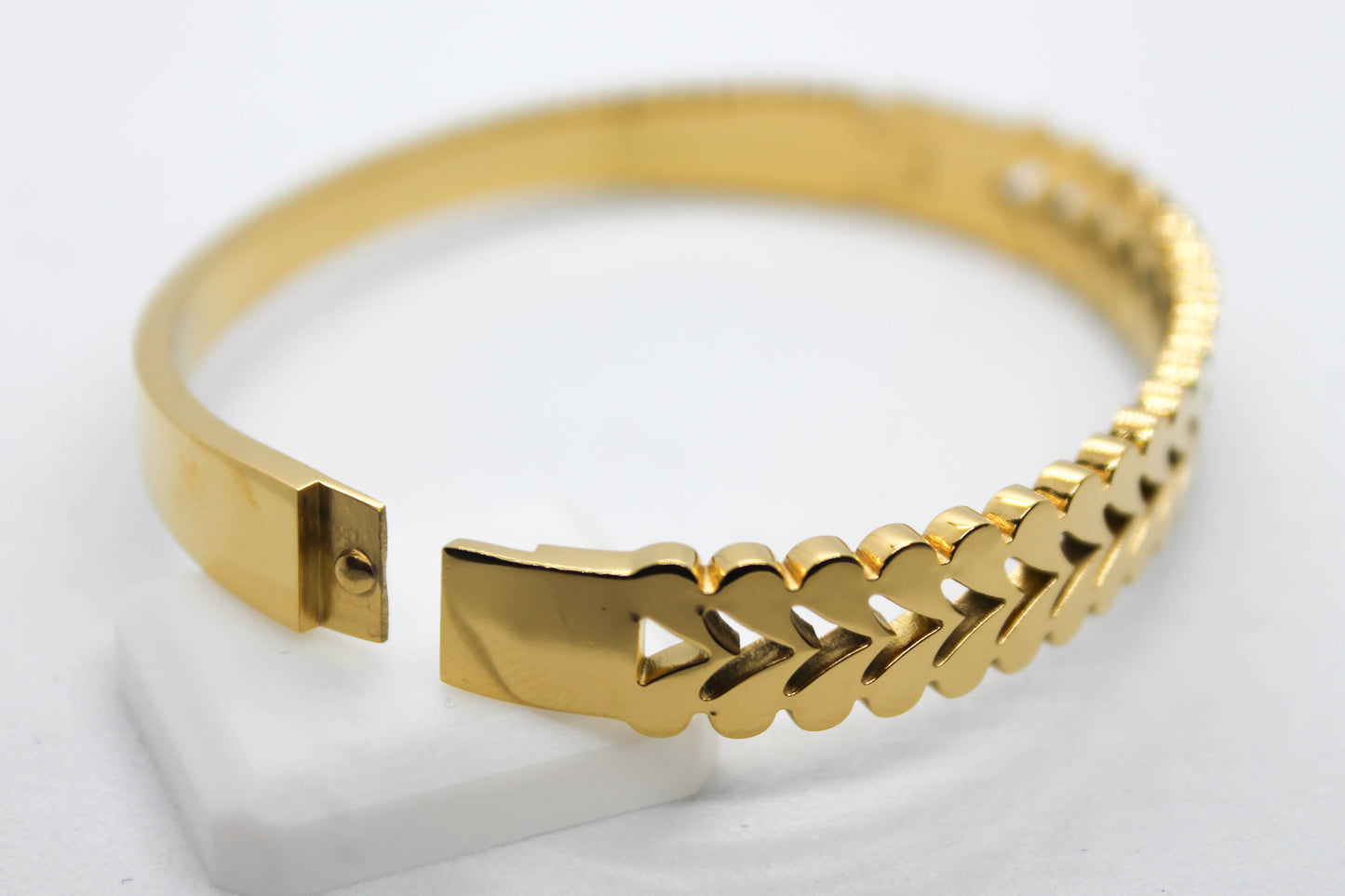 BRAZALETE RIGIDO ESPIGAS; TONO DORADO