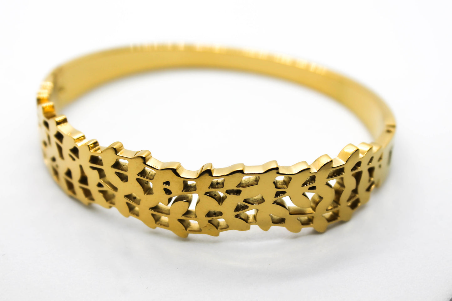 BRAZALETE RIGIDO ENRAMADO; TONO DORADO
