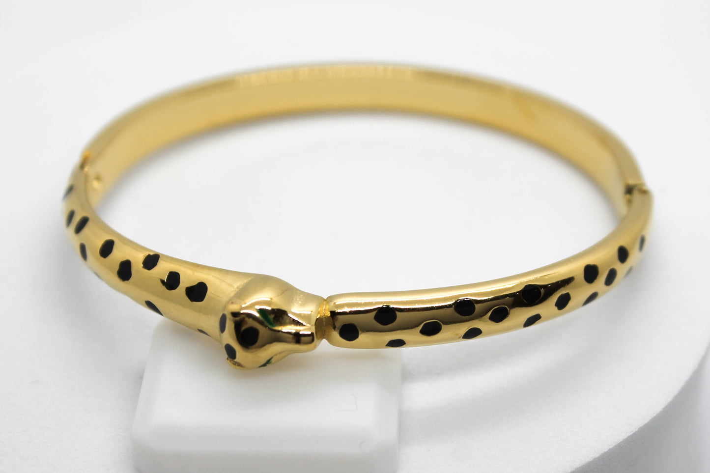 BRAZALETE RIGIDO JAGUAR; TONO DORADO