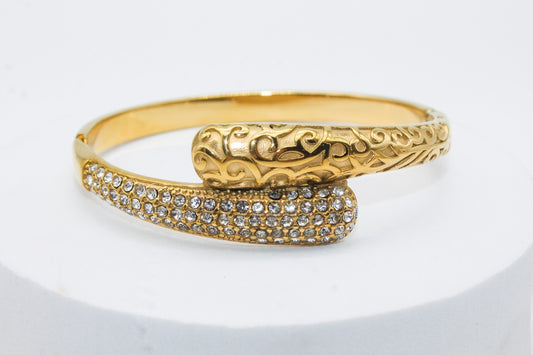 BRAZALETE DOBLE GOTA GRECAS Y CIRCONIAS; TONO DORADO