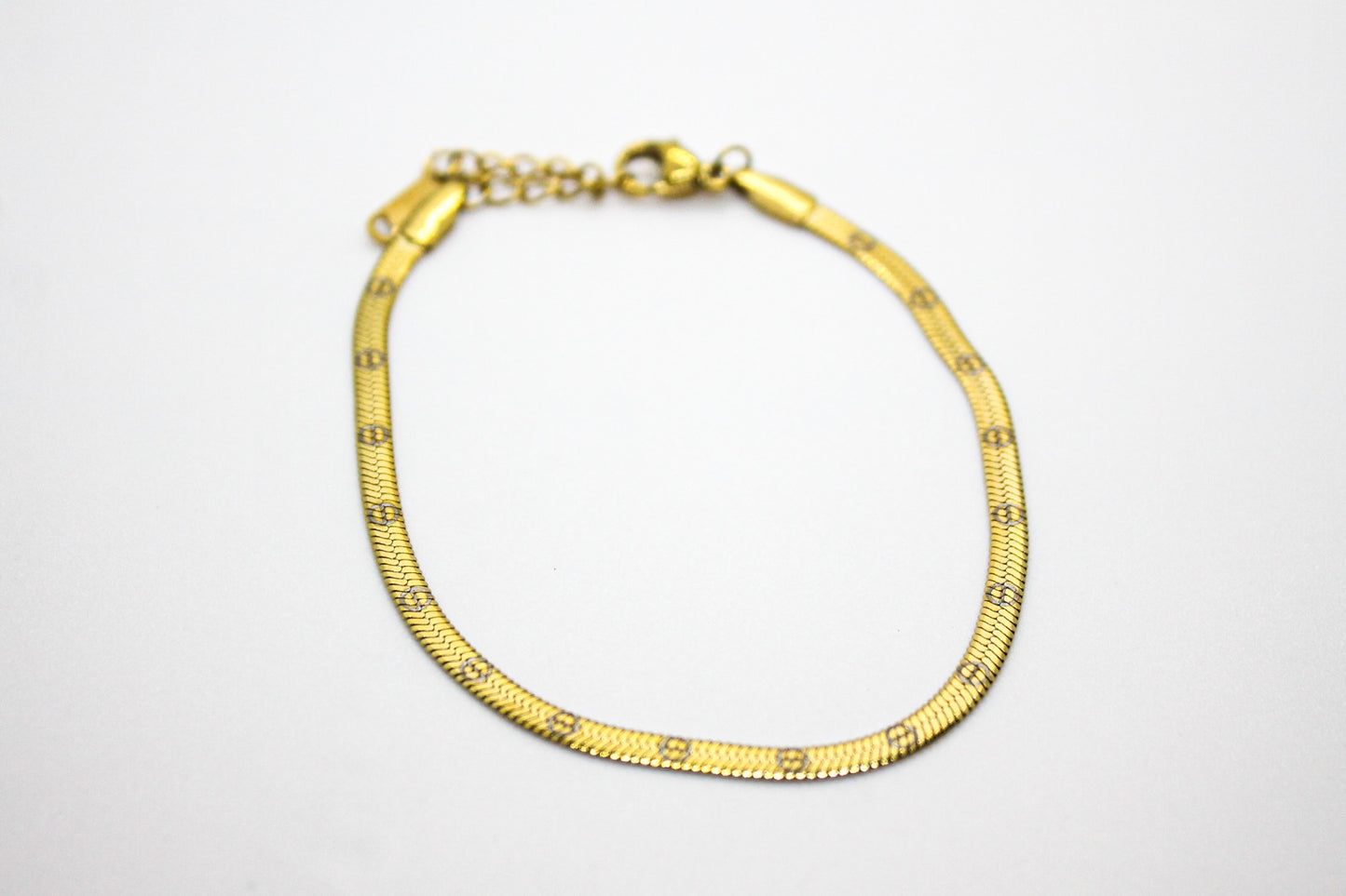 PULSERA CADENA PLANCHADA LOGOS CARTIER; TONO DORADO