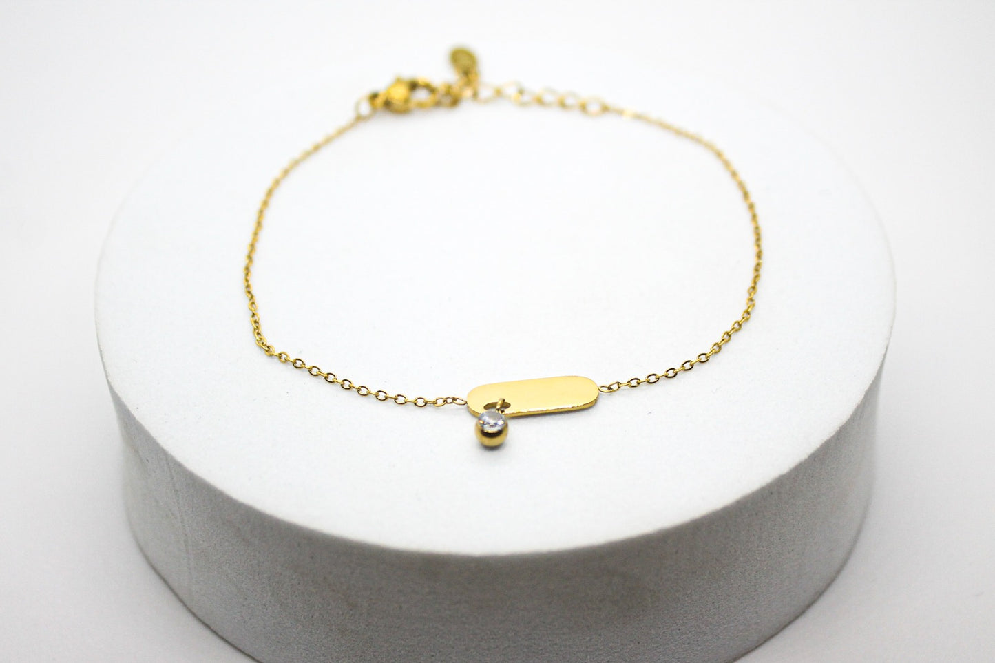 PULSERA CON MINI PLACA PARA GRABADO Y CIRCONIA; TONO DORADO