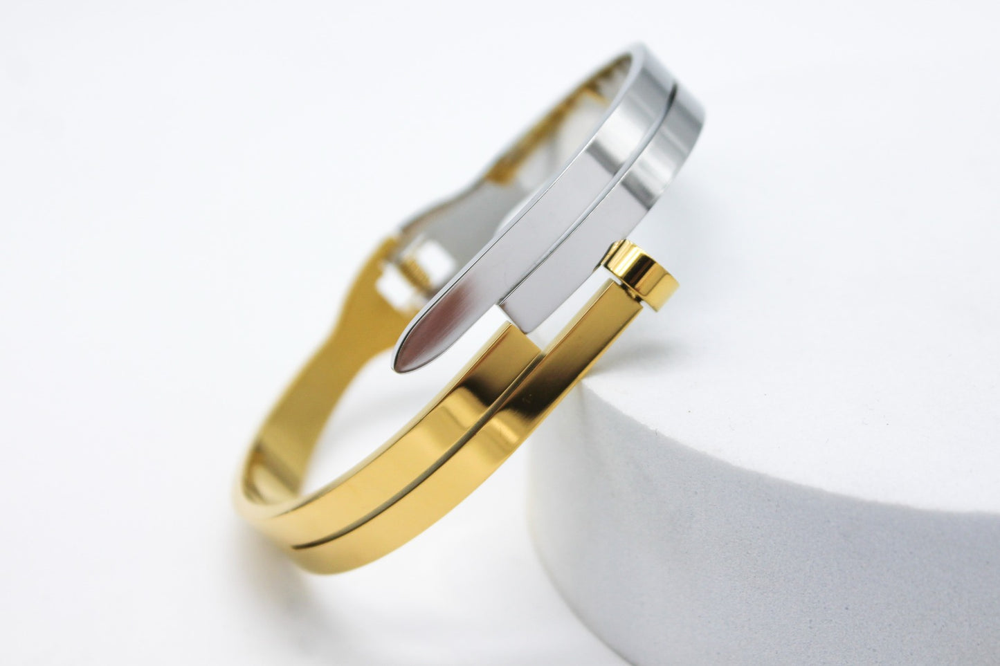 BRAZALETE CLAVO TRES LINEAS; TONOS PLATEADO Y DORADO