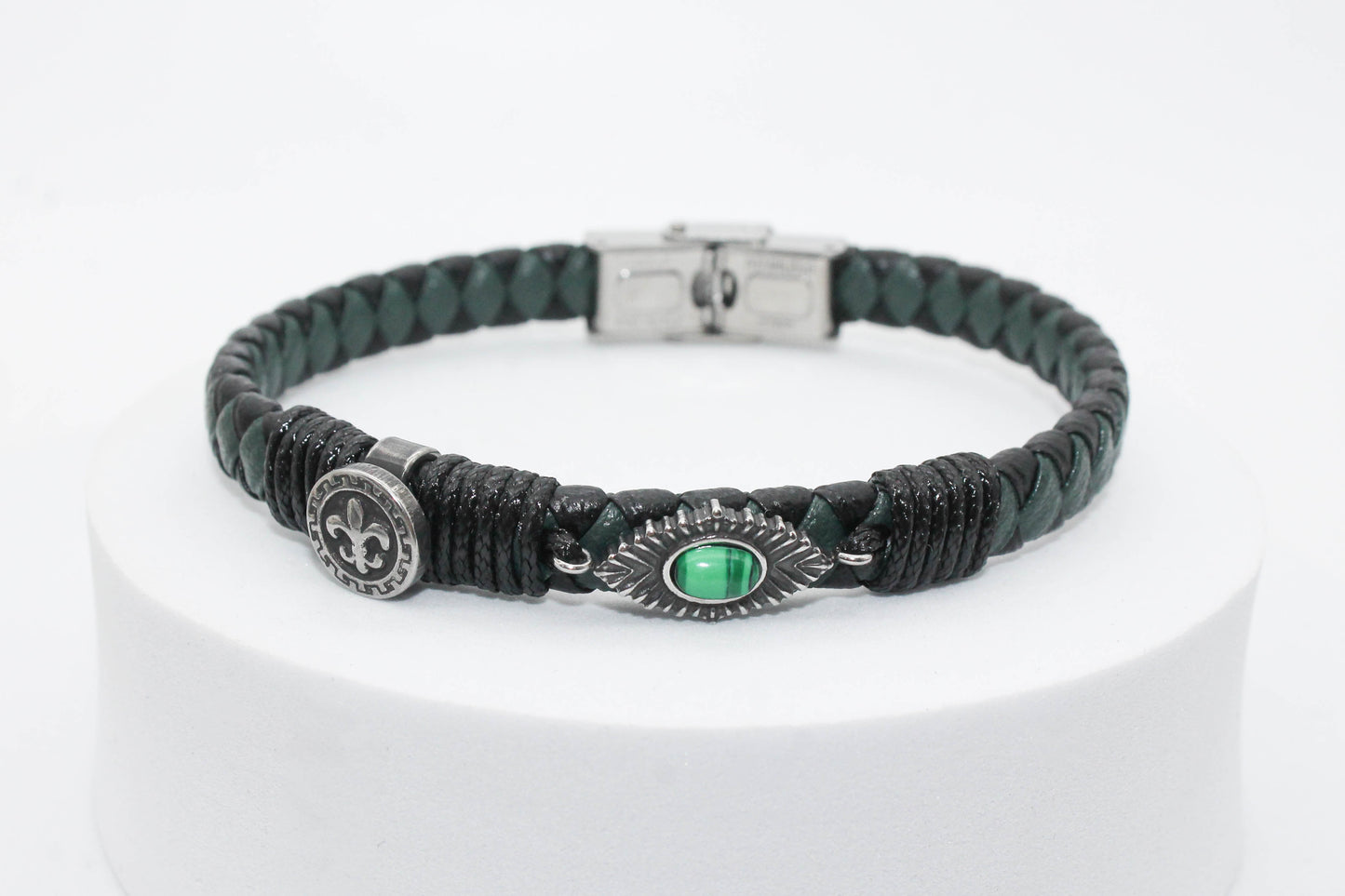 PULSERA TRENZA VERDE/NEGRA HOJA ACERO MALAQUITA AL CENTRO, FLOR DE LIS SOGA NEGRA 21.5 CM