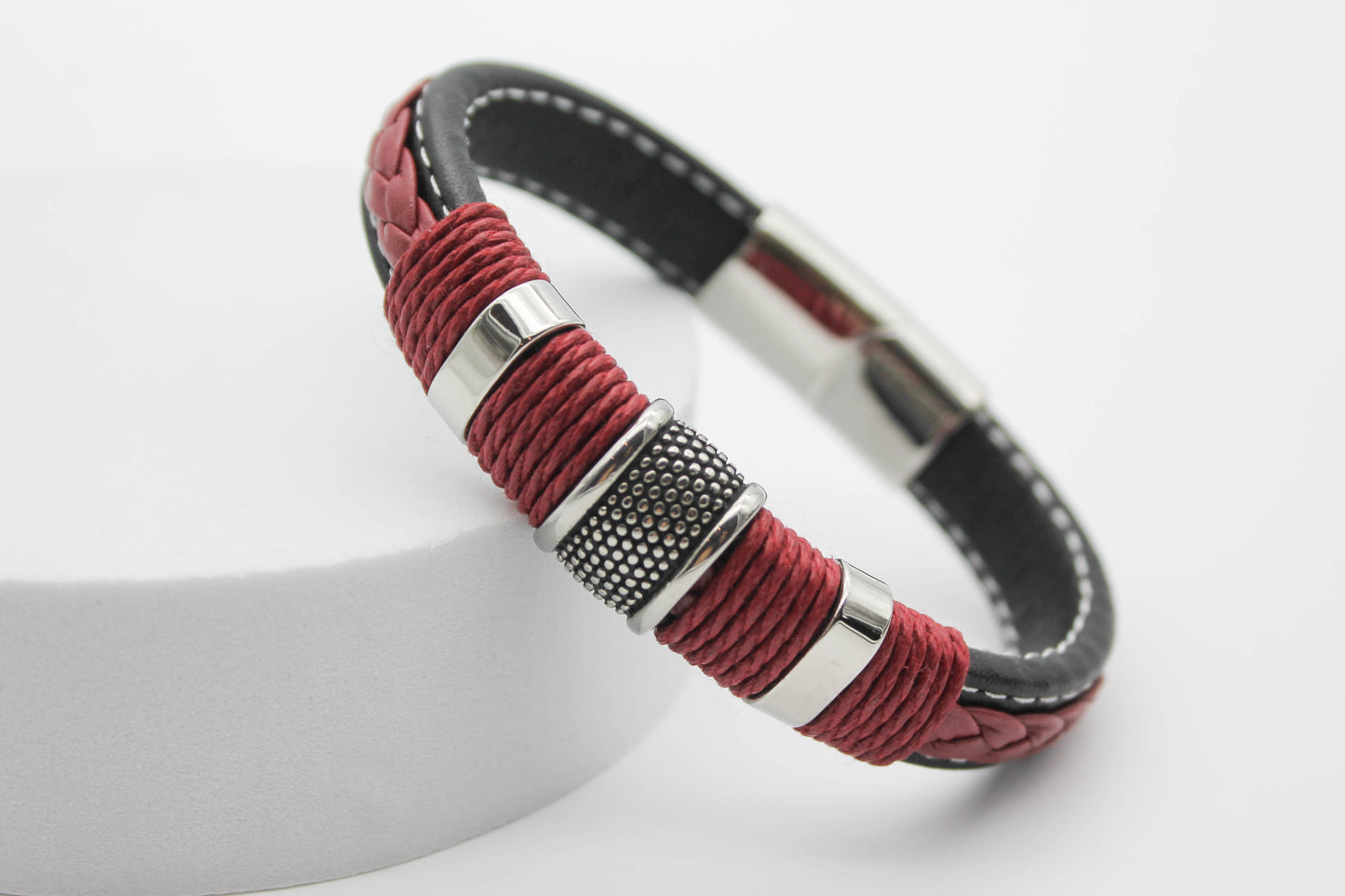 PULSERA CABALLERO PIEL NEGRA PLACAS PLATEADAS HILO Y TRENZA ROJA; BROCHE PLATEADO