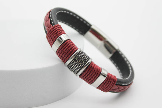 PULSERA CABALLERO PIEL NEGRA PLACAS PLATEADAS HILO Y TRENZA ROJA; BROCHE PLATEADO