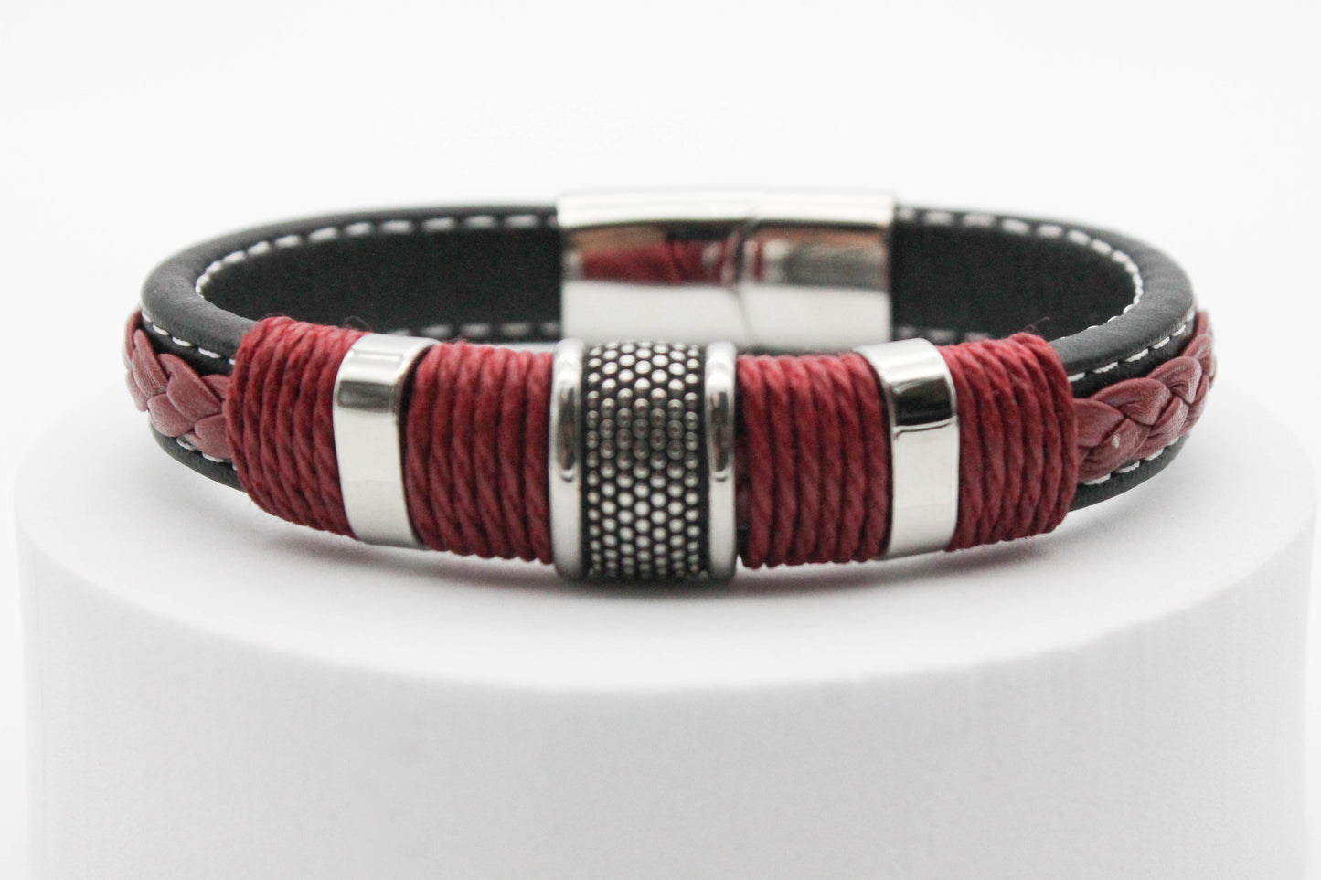 PULSERA CABALLERO PIEL NEGRA PLACAS PLATEADAS HILO Y TRENZA ROJA; BROCHE PLATEADO